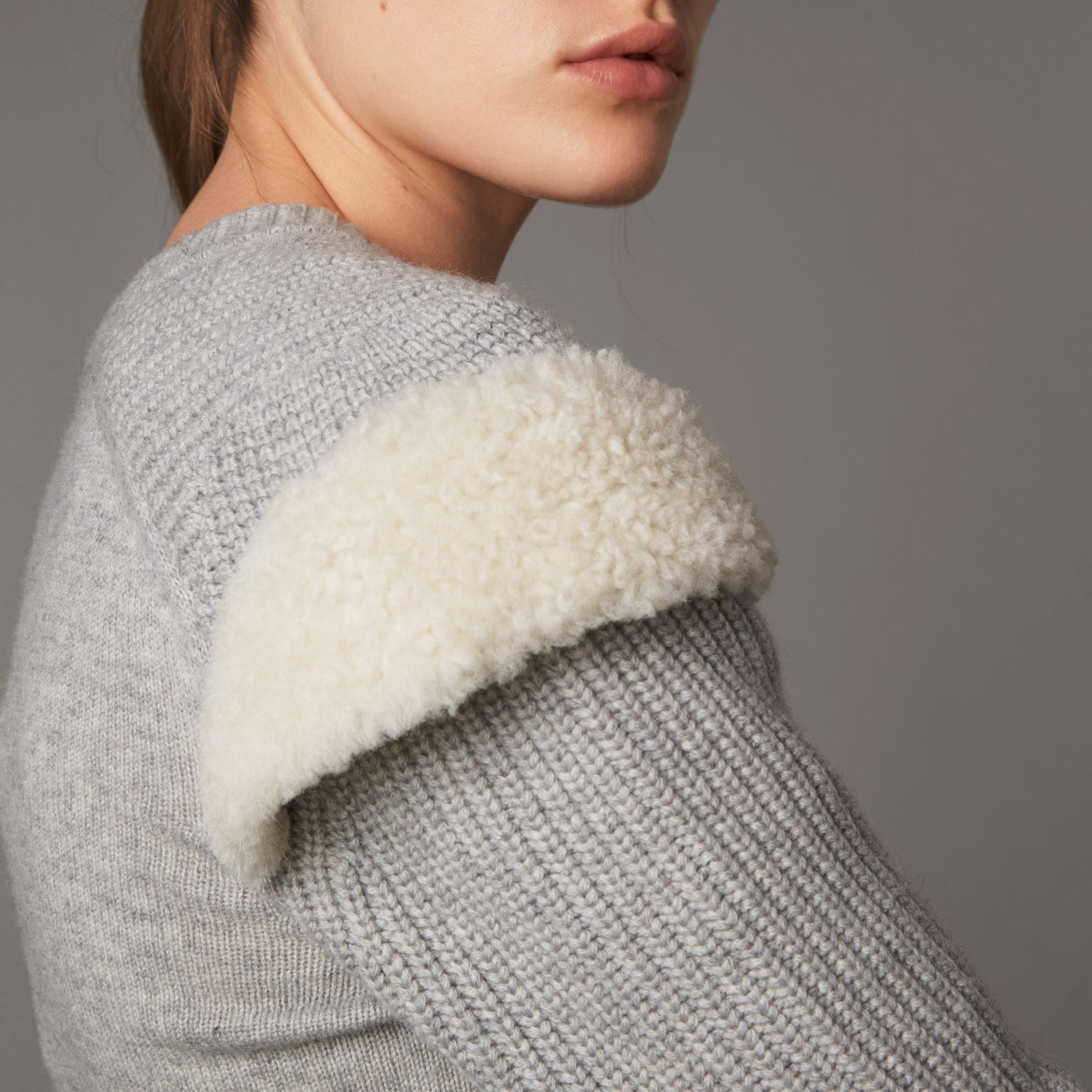 Pull en laine et cachemire côtelés avec bordure en shearling - Pale Grey Melange