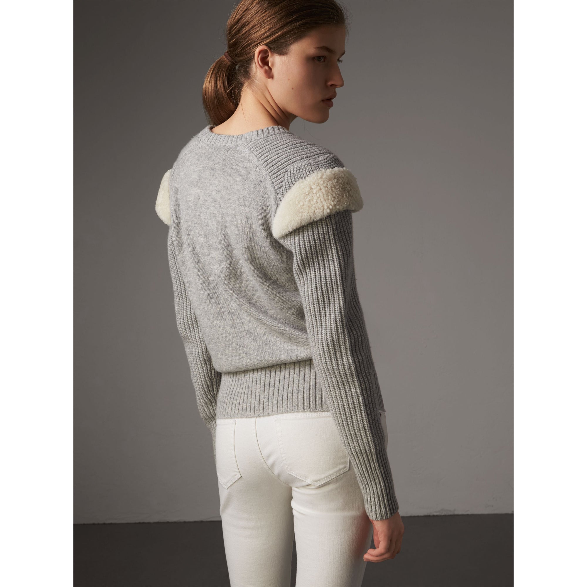 Pull en laine et cachemire côtelés avec bordure en shearling - Pale Grey Melange