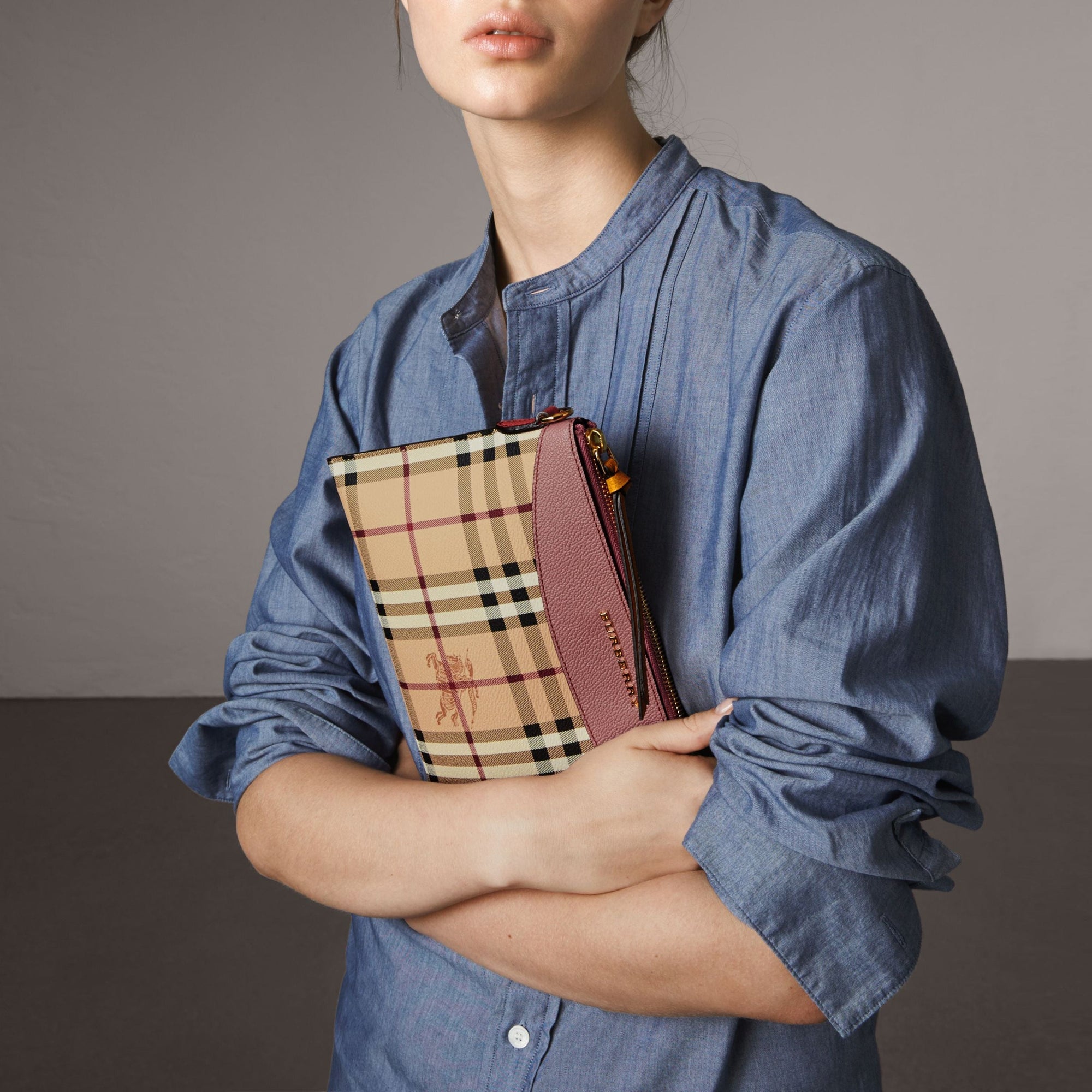 Clutch bicolore en cuir et tissu Haymarket check - Dusty Pink & Multi