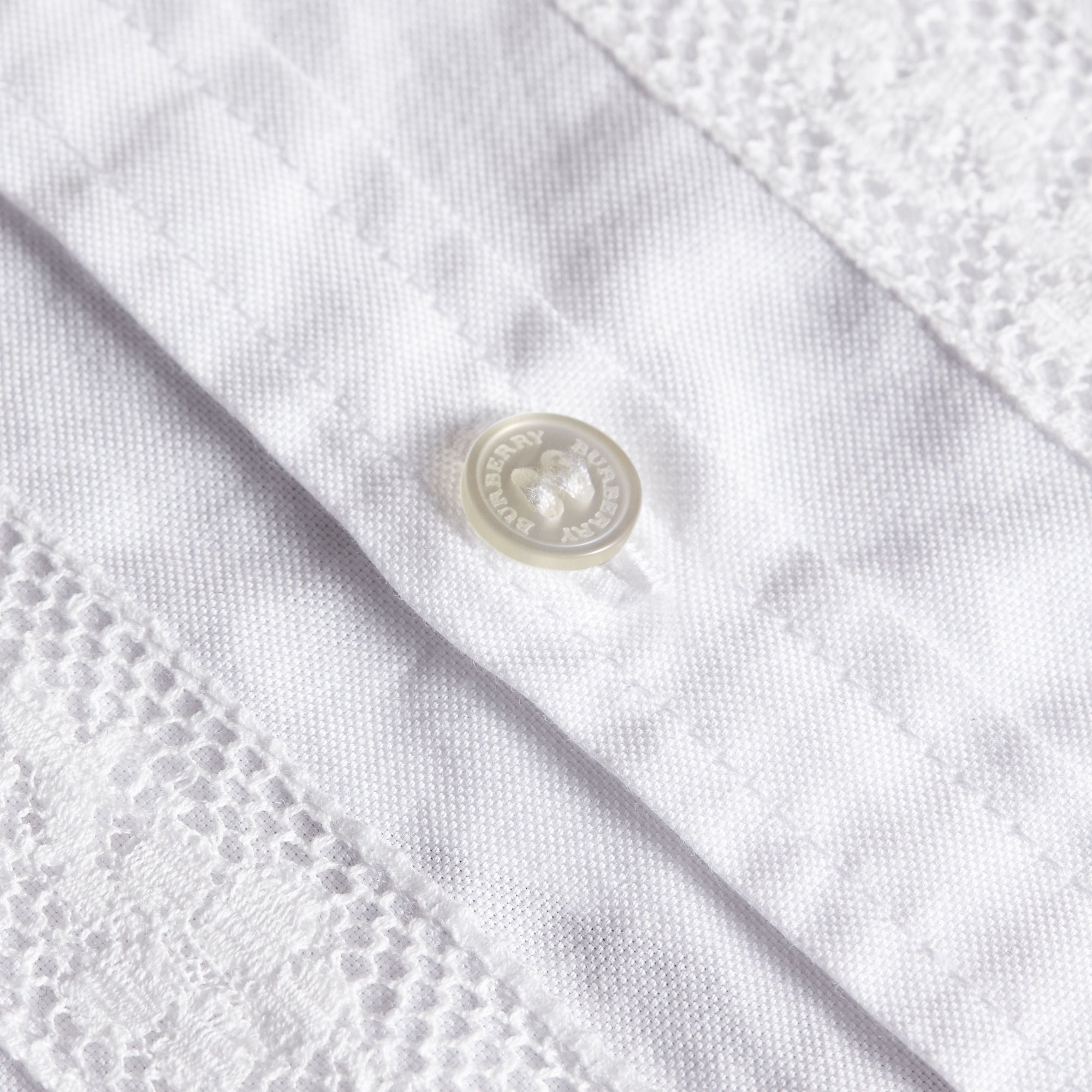 Chemise en broderie anglaise & détails en dentelle - White