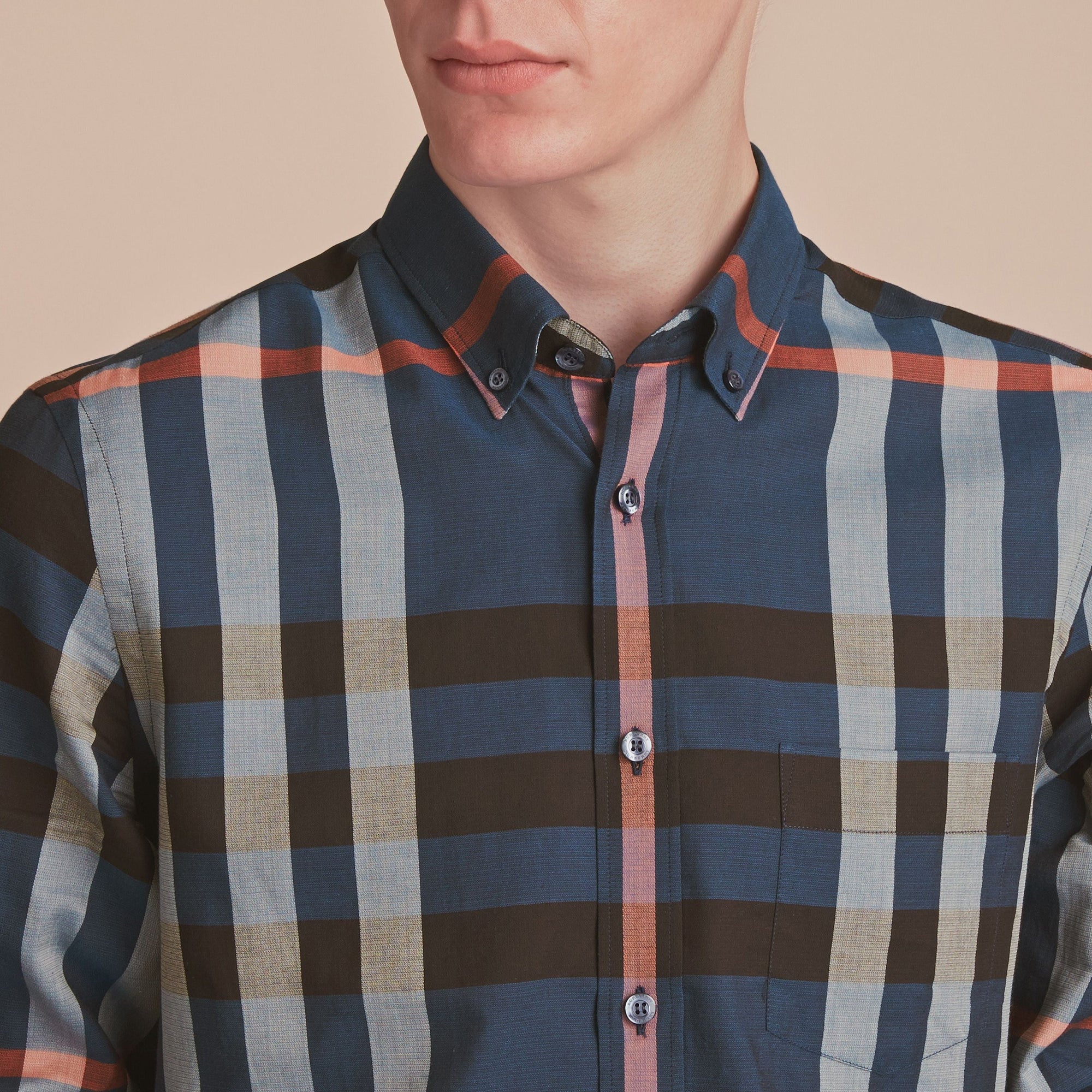 Chemise en popeline de coton à motif check avec col boutonné - Ink Blue