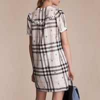 Robe en coton à motif check et imprimé floral avec volants - White