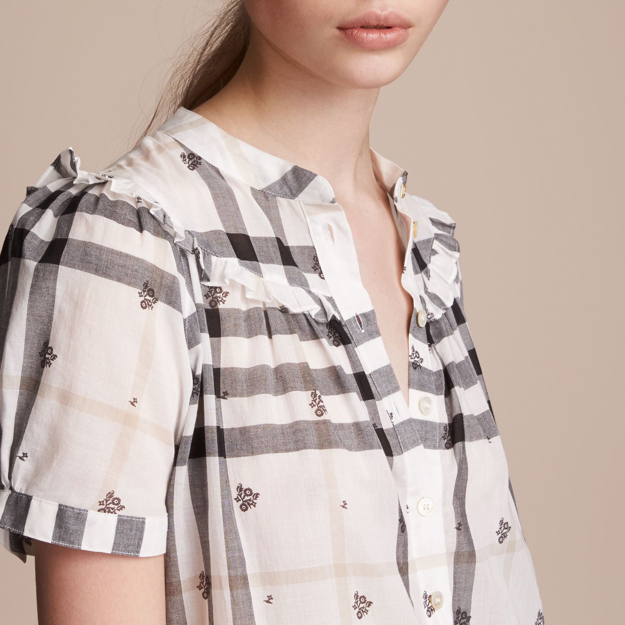 Robe en coton à motif check et imprimé floral avec volants - White