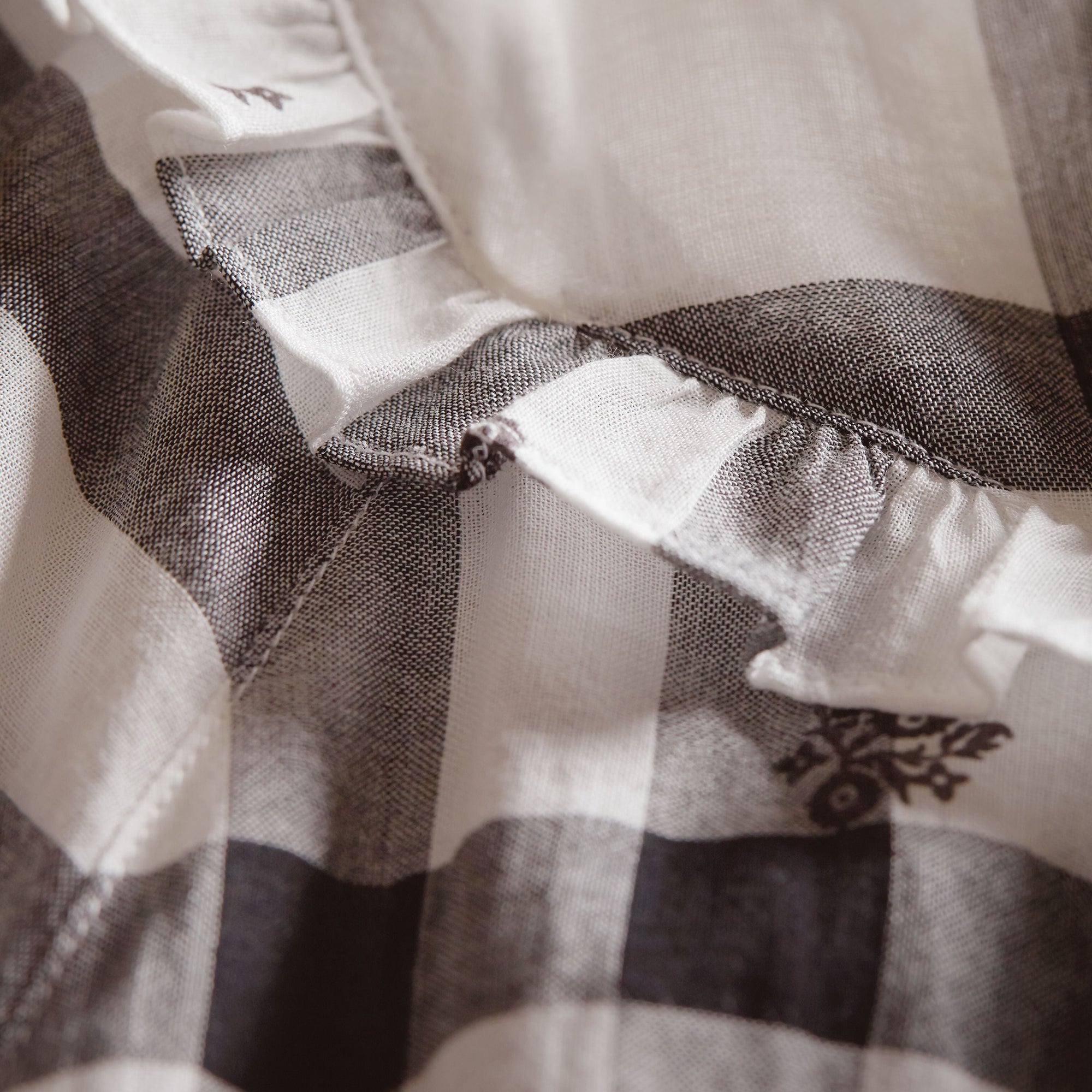 Robe en coton à motif check et imprimé floral avec volants - White