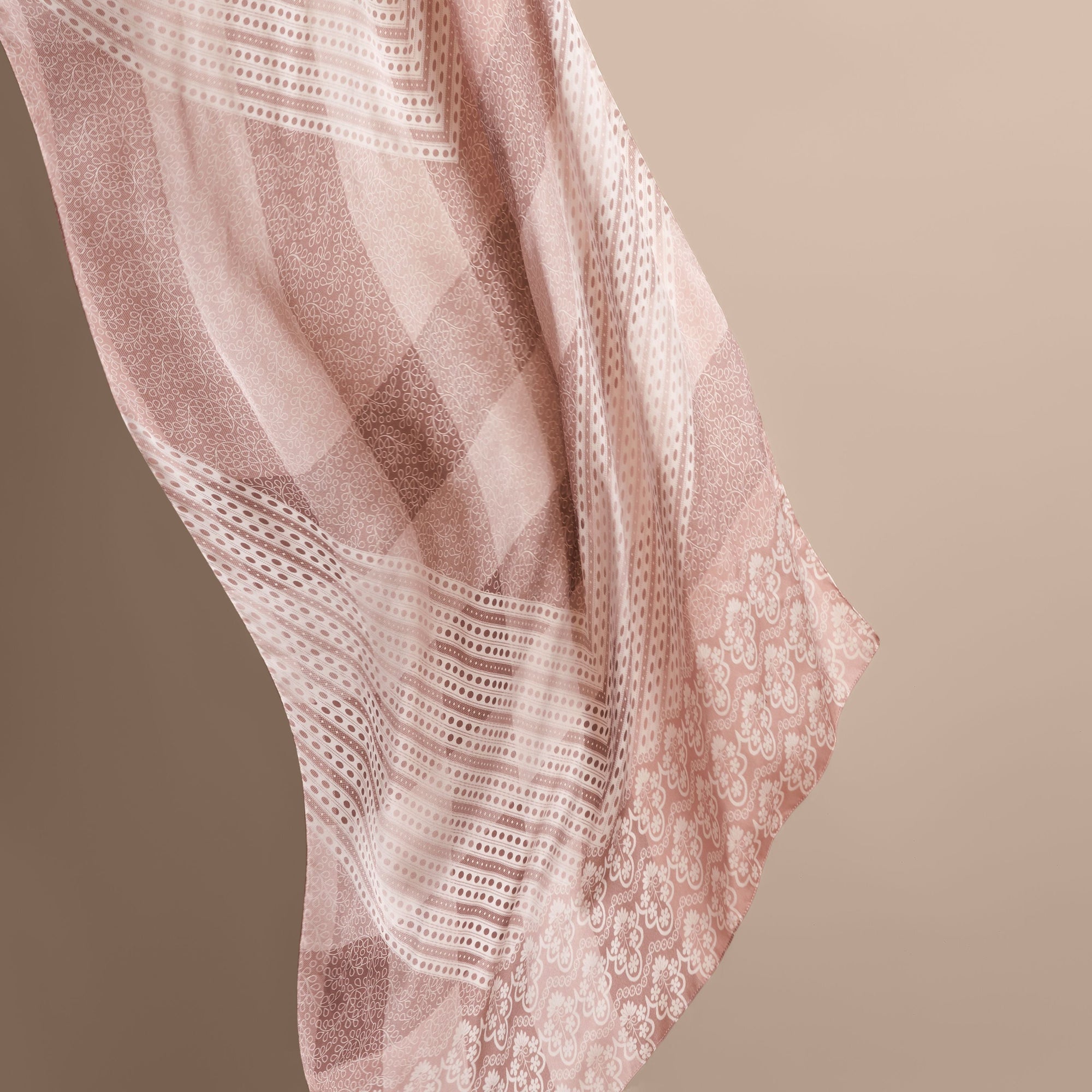 Écharpe en soie à imprimé floral en dentelle et motif check - Ash Rose