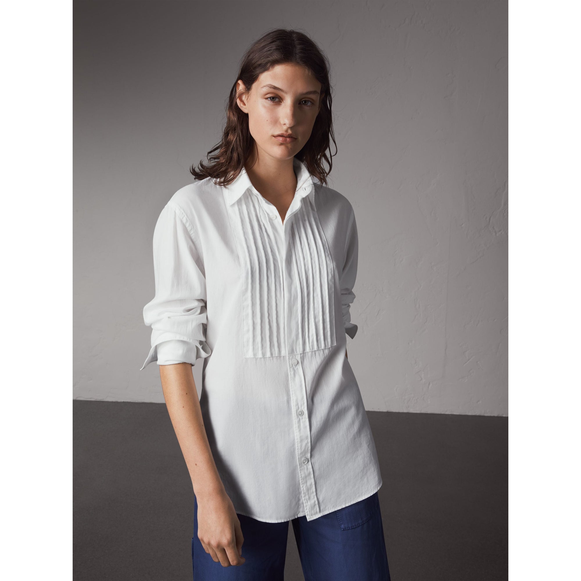 Chemise unisexe avec plastron nervuré & poignets mousquetaires - White