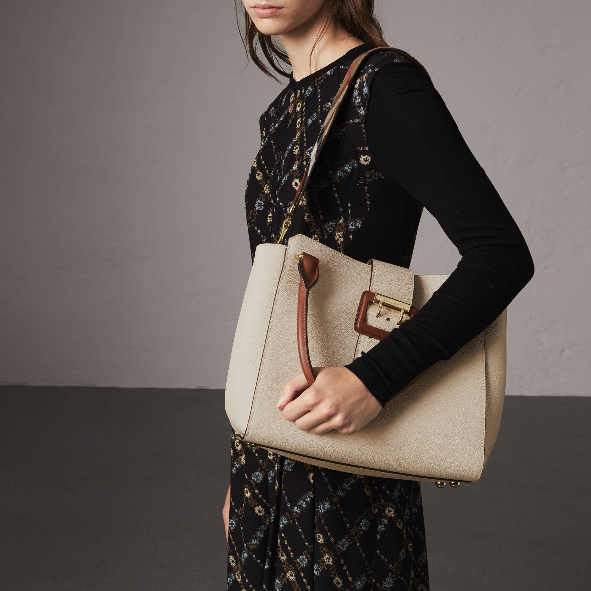 Sac tote The Buckle moyen en cuir grainé bicolore - Limestone