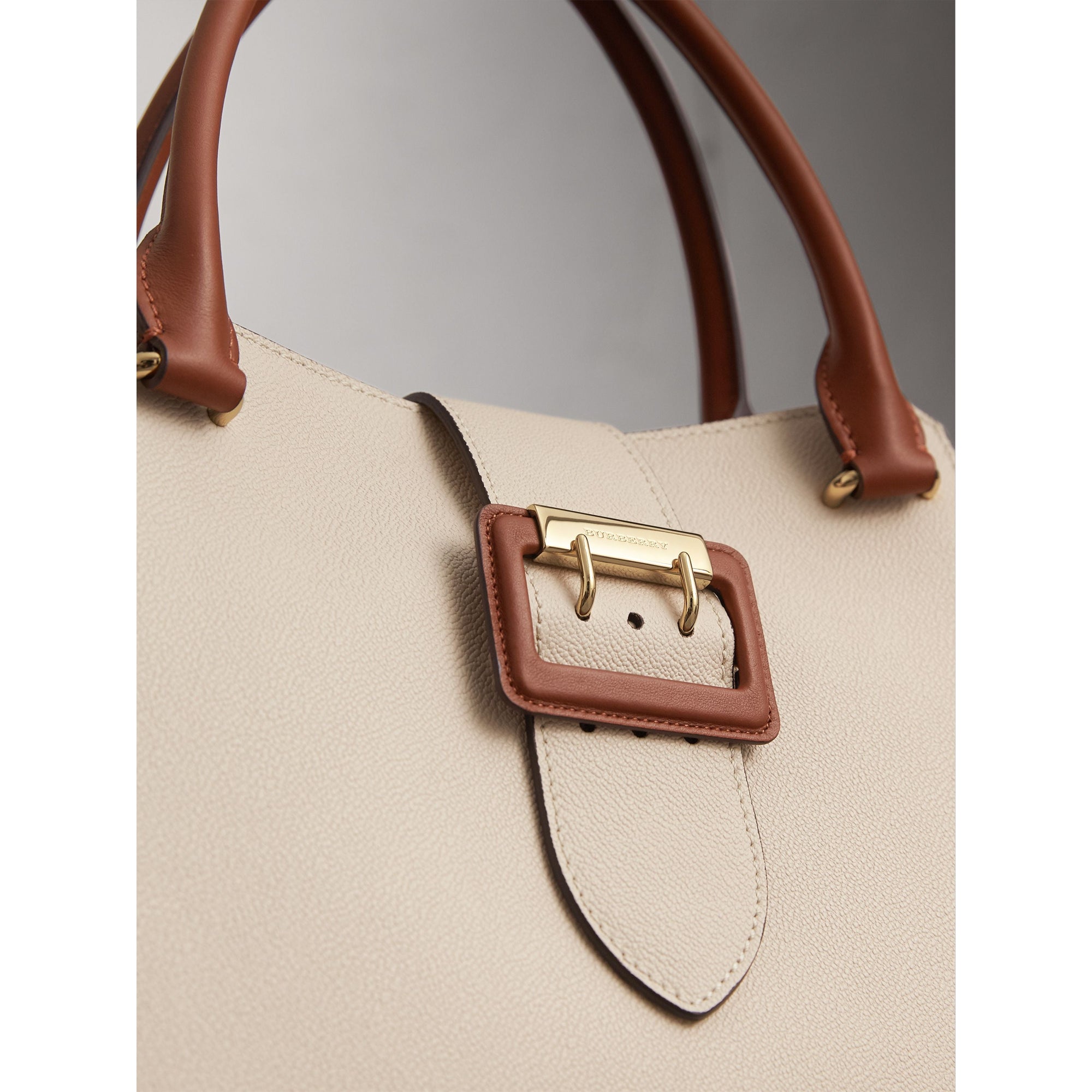 Sac tote The Buckle moyen en cuir grainé bicolore - Limestone