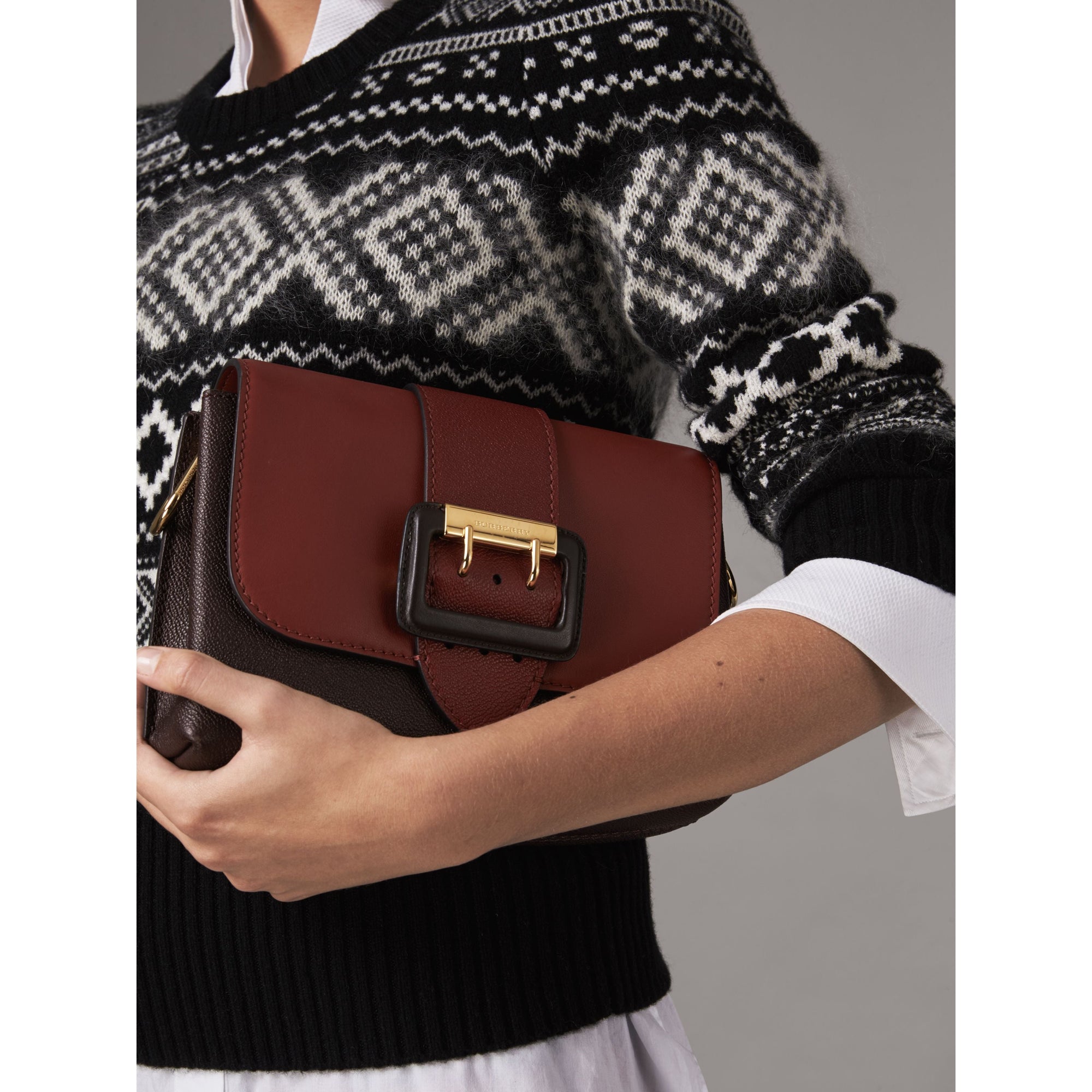 Sac à bandoulière The Buckle en cuir color-block - Antique Red