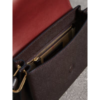 Sac à bandoulière The Buckle en cuir color-block - Antique Red