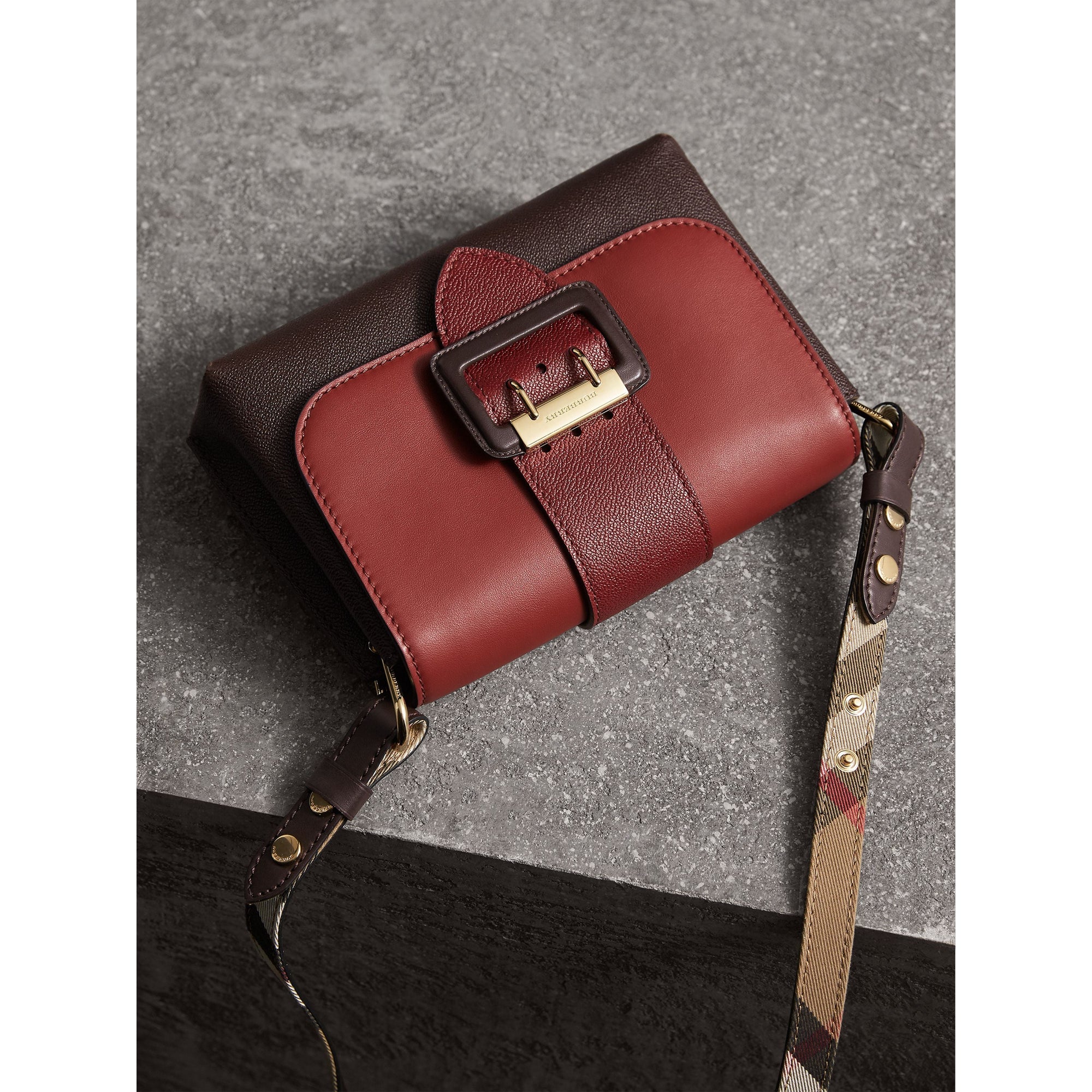 Sac à bandoulière The Buckle en cuir color-block - Antique Red