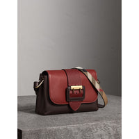 Sac à bandoulière The Buckle en cuir color-block - Antique Red