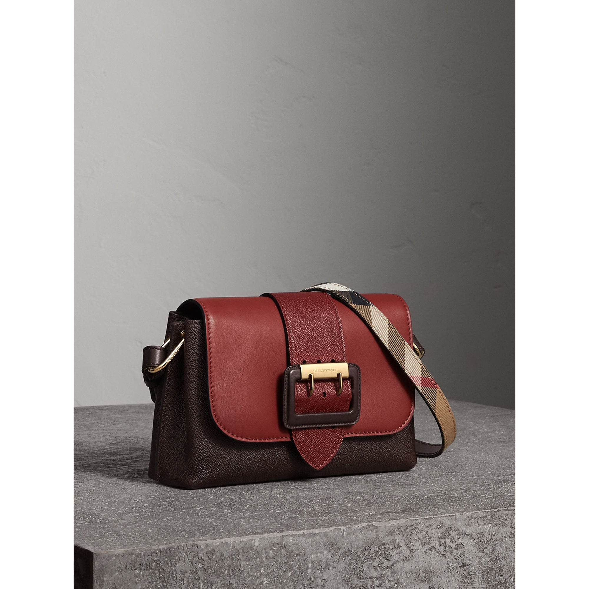 Sac à bandoulière The Buckle en cuir color-block - Antique Red