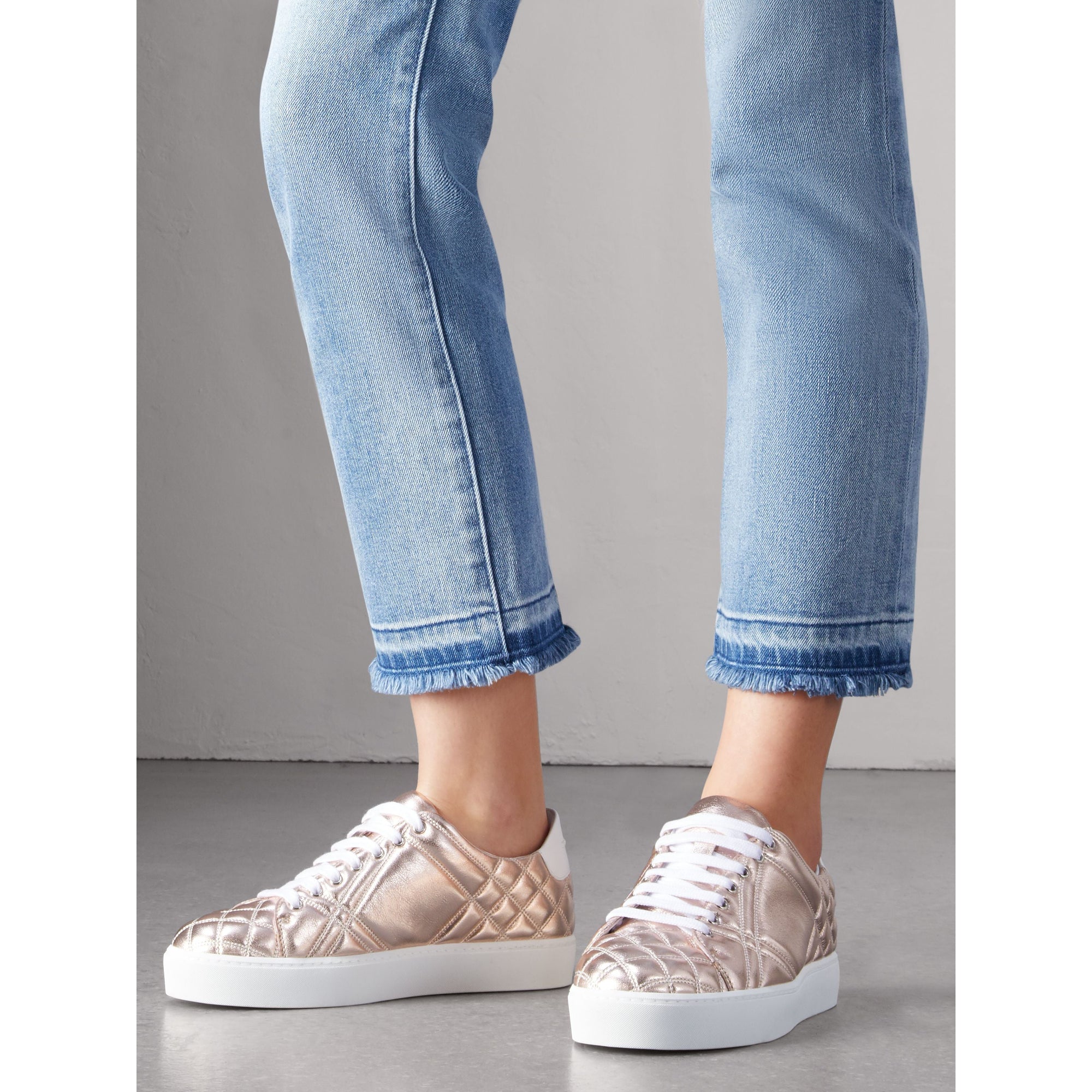 Sneakers en cuir avec matelassage à motif check métallisé - Metallic Nude