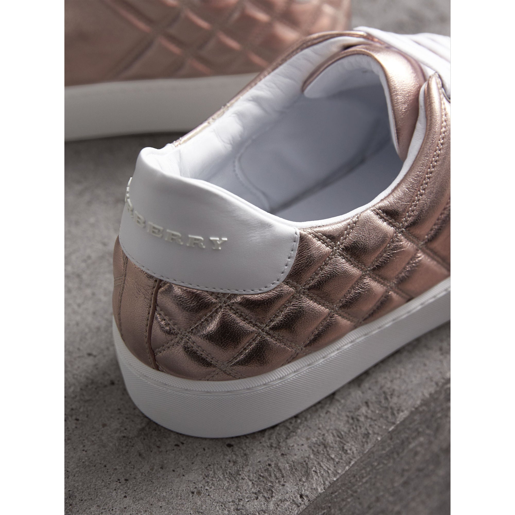 Sneakers en cuir avec matelassage à motif check métallisé - Metallic Nude