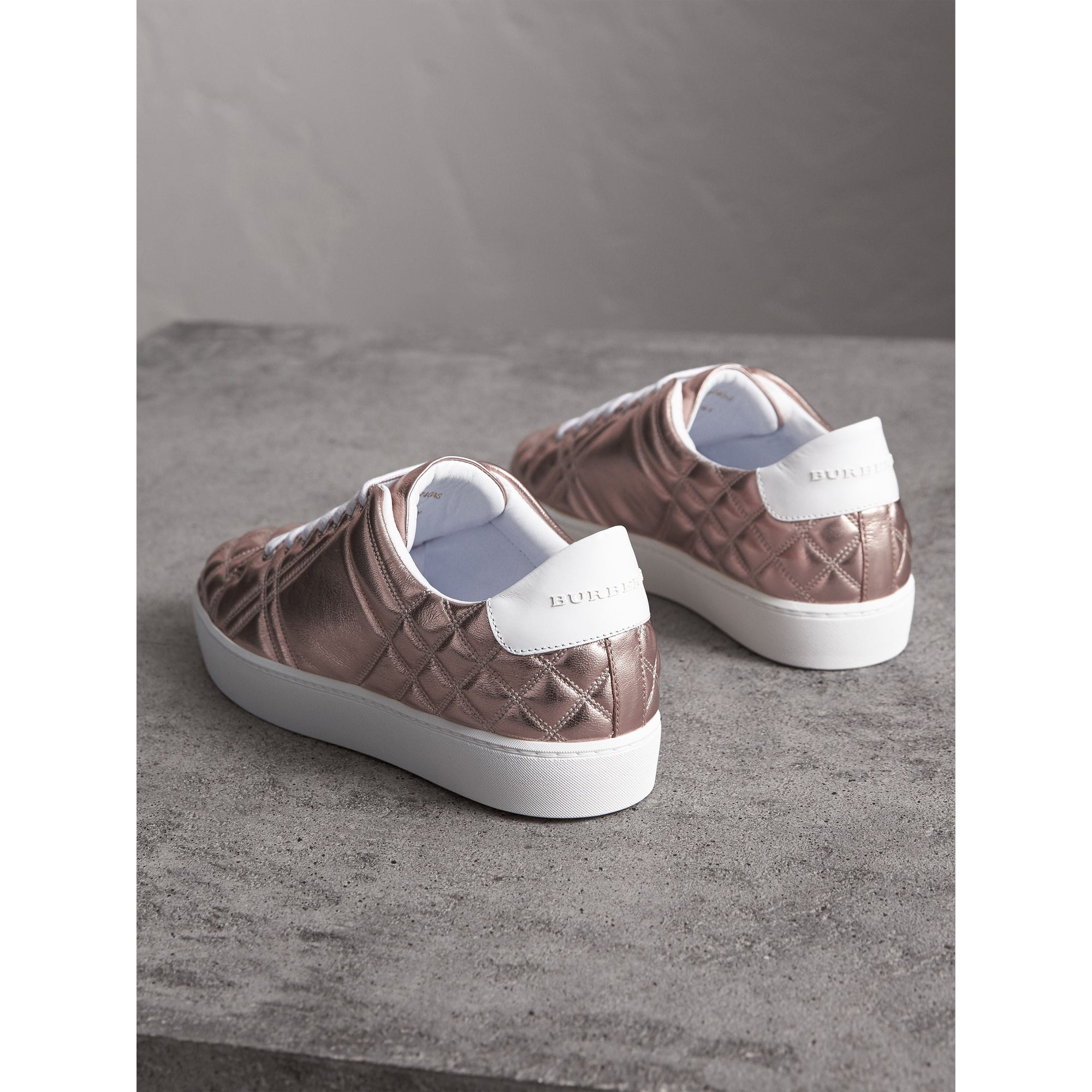 Sneakers en cuir avec matelassage à motif check métallisé - Metallic Nude