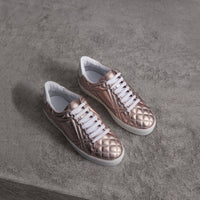 Sneakers en cuir avec matelassage à motif check métallisé - Metallic Nude