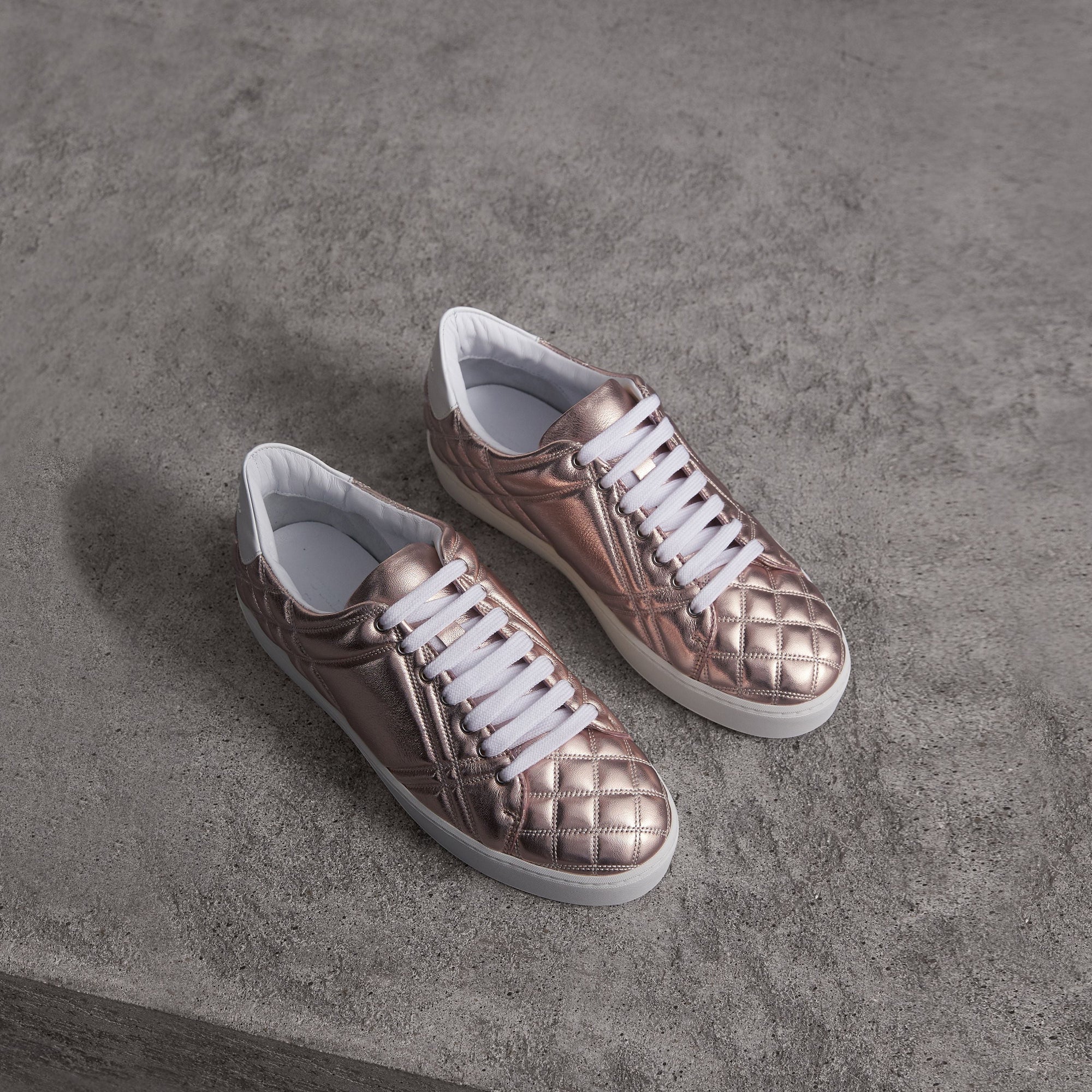 Sneakers en cuir avec matelassage à motif check métallisé - Metallic Nude