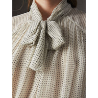 Chemisier en crépon de soie avec imprimé à petits pois & ruban à nouer - Natural White & Navy