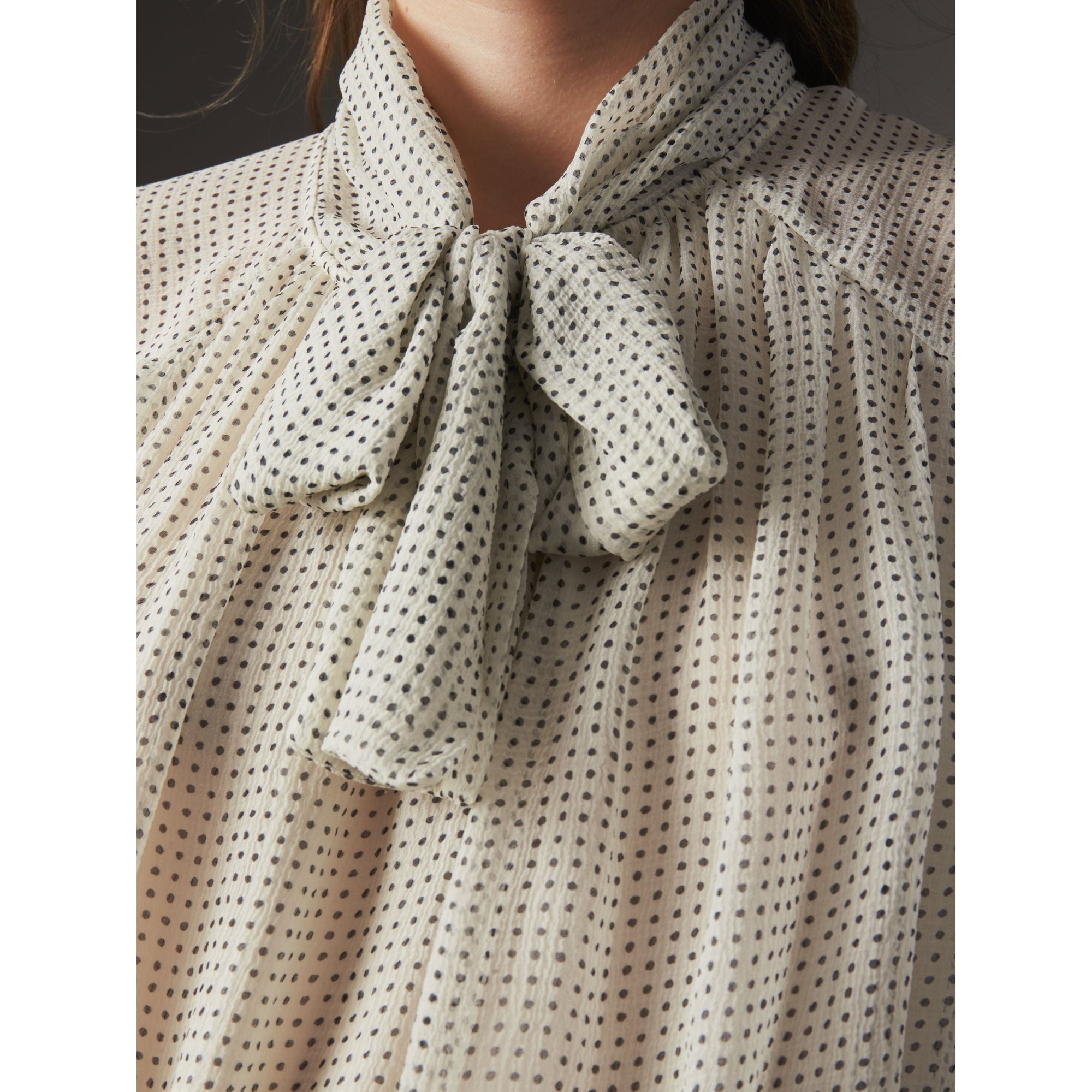 Chemisier en crépon de soie avec imprimé à petits pois & ruban à nouer - Natural White & Navy