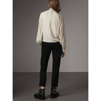 Chemisier en crépon de soie avec imprimé à petits pois & ruban à nouer - Natural White & Navy