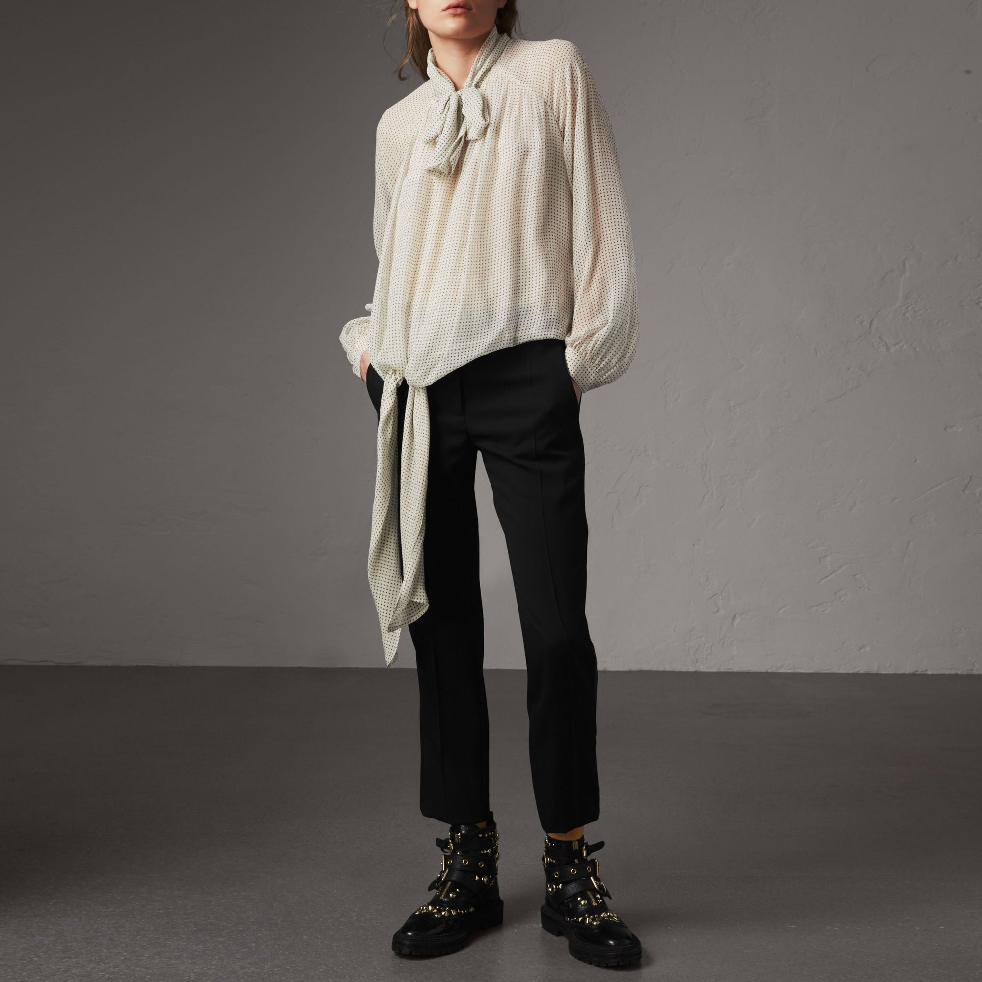 Chemisier en crépon de soie avec imprimé à petits pois & ruban à nouer - Natural White & Navy