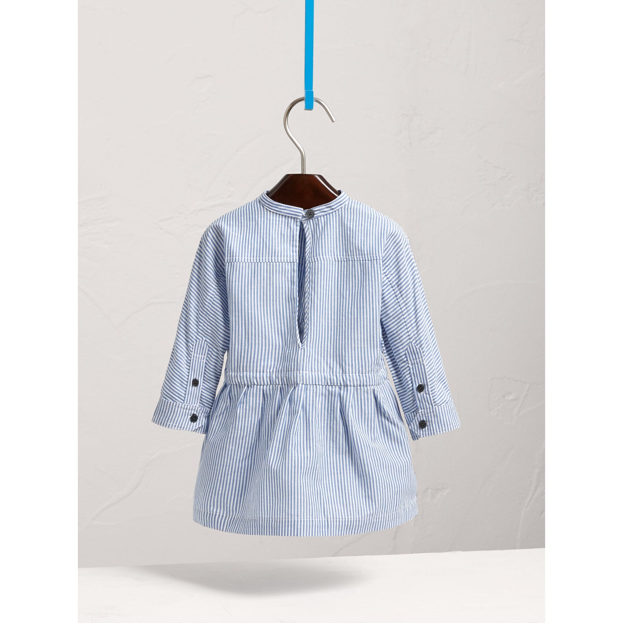 Robe chemise en coton et lin avec appliqué icônes londoniennes - Pale Blue & White