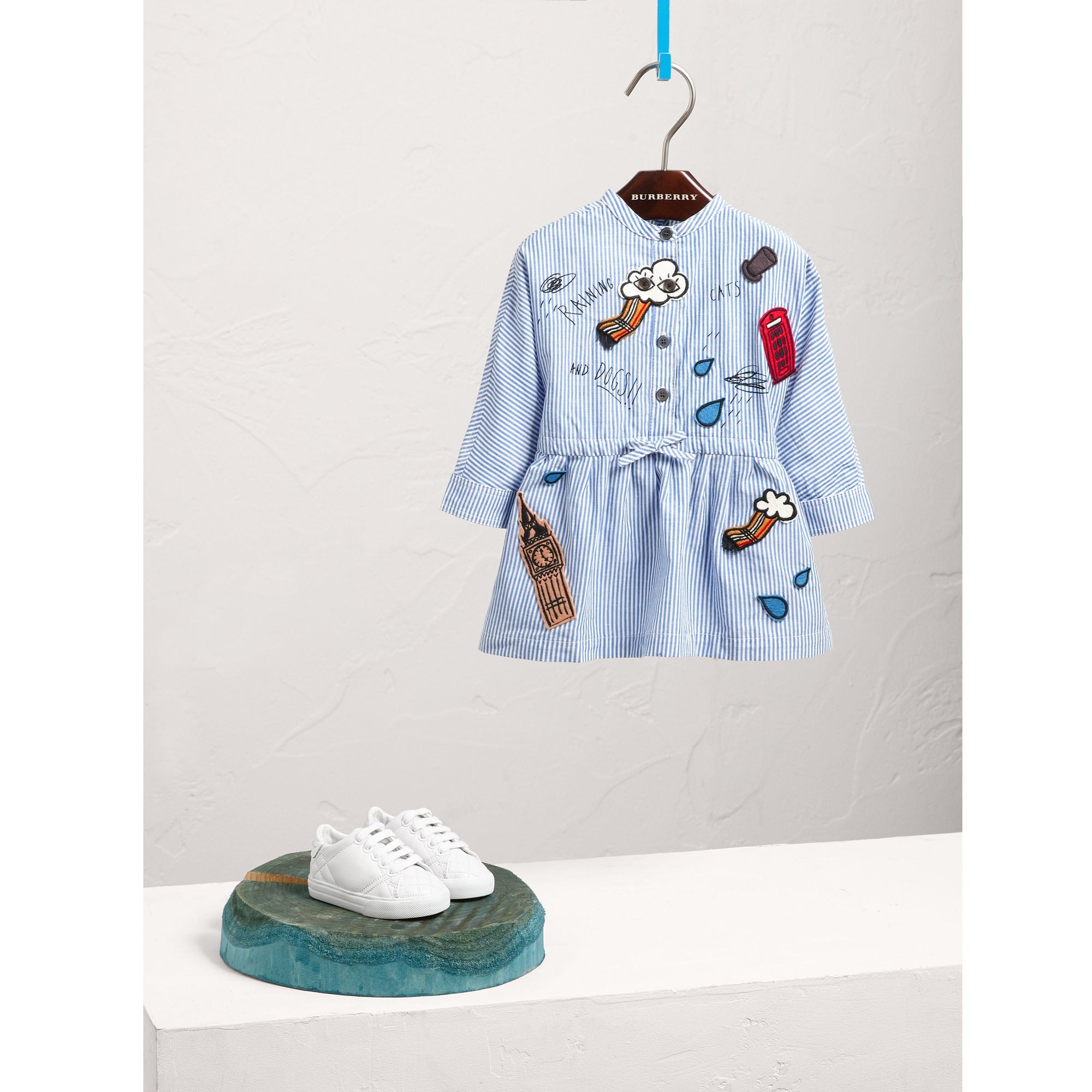 Robe chemise en coton et lin avec appliqué icônes londoniennes - Pale Blue & White