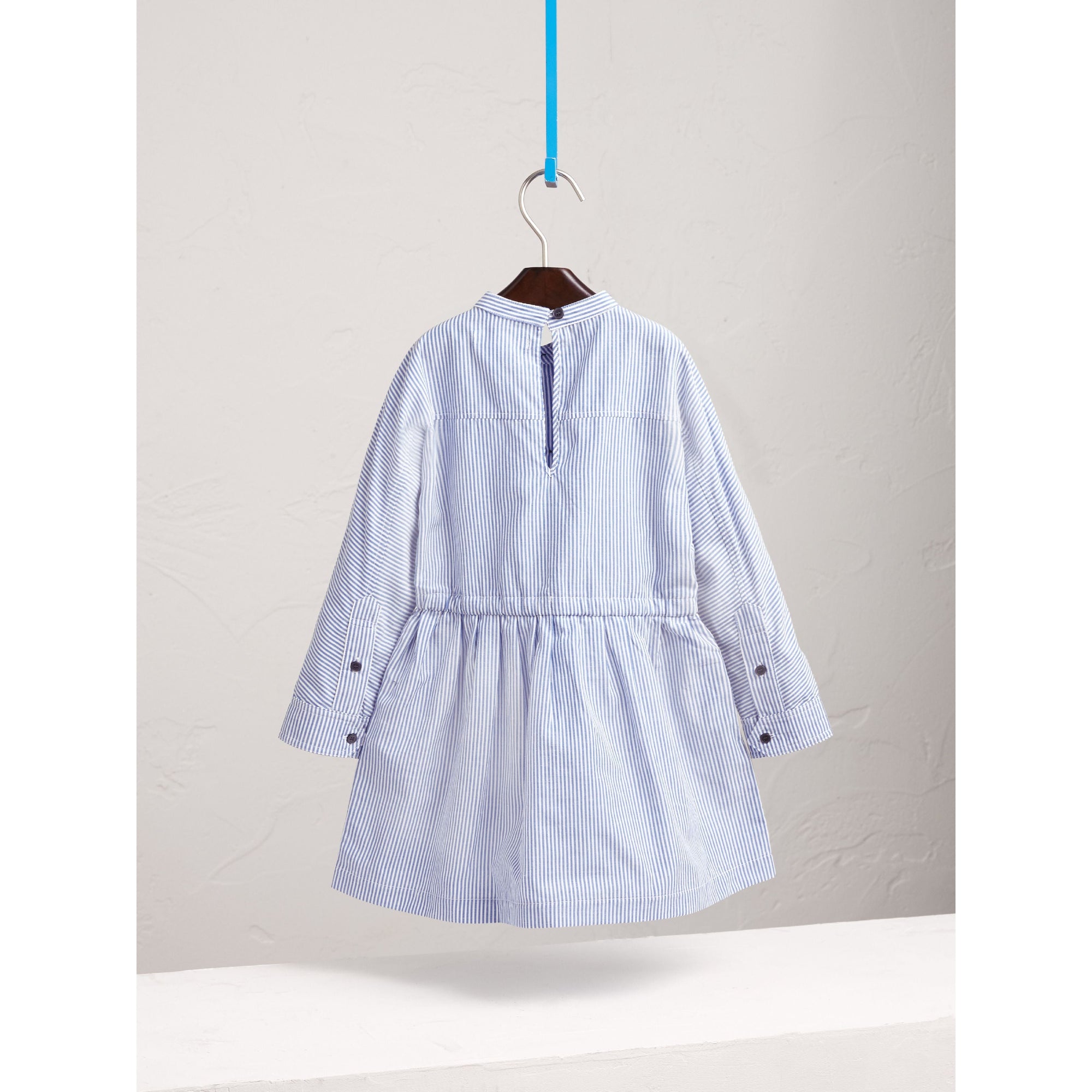 Robe chemise en coton et lin avec appliqué icônes londoniennes - Pale Blue & White