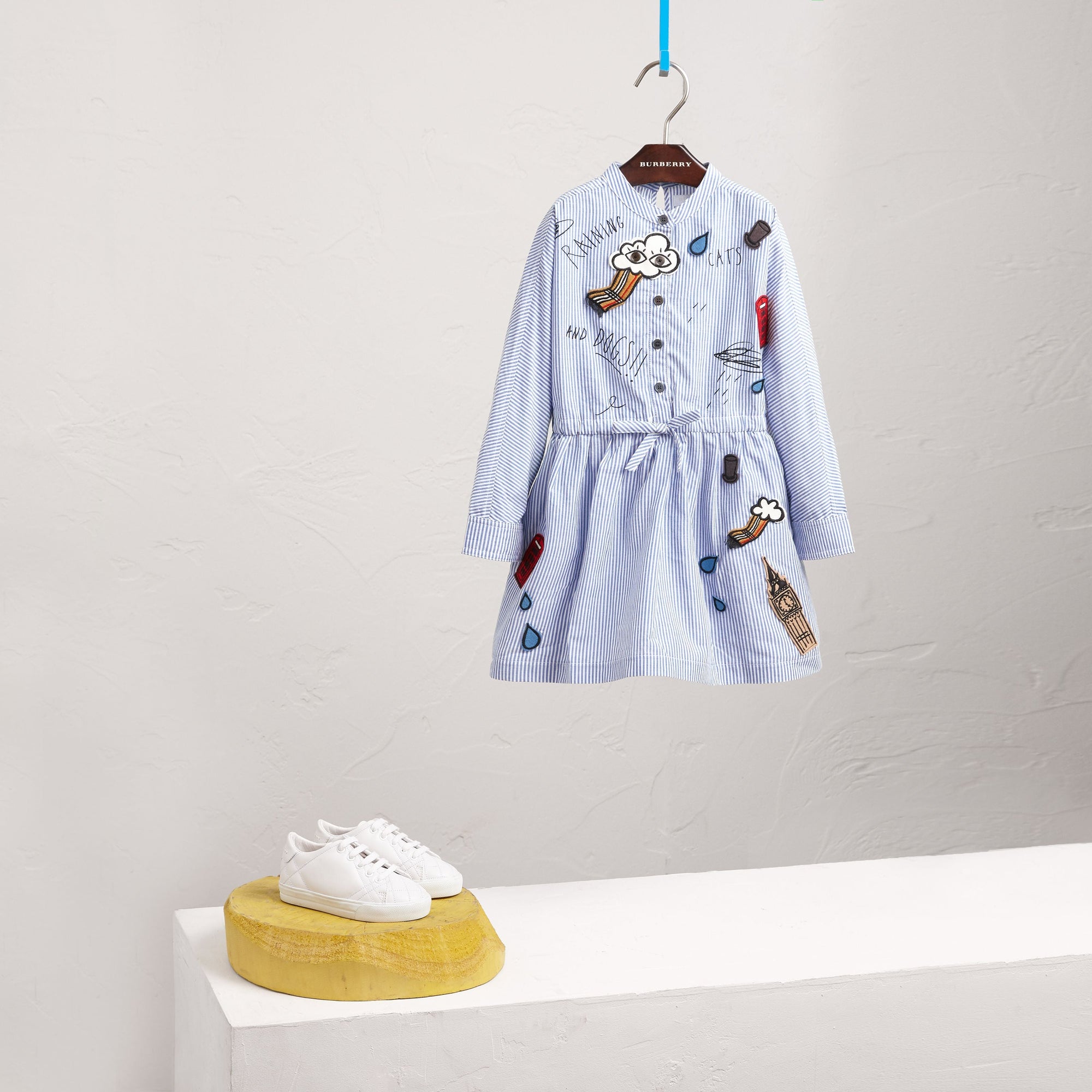 Robe chemise en coton et lin avec appliqué icônes londoniennes - Pale Blue & White