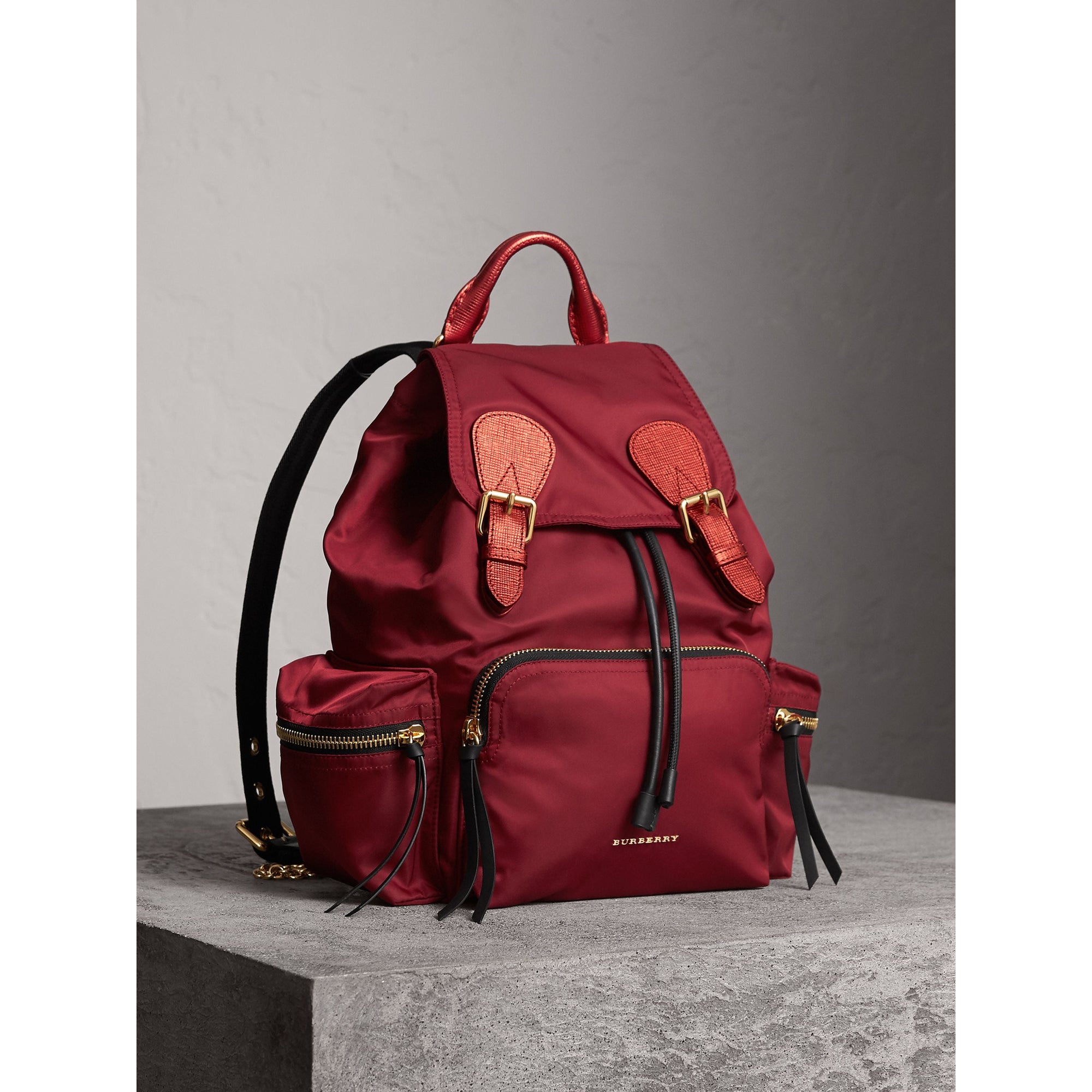 Sac The Rucksack moyen en nylon technique et cuir - Crimson Red & Crim Red