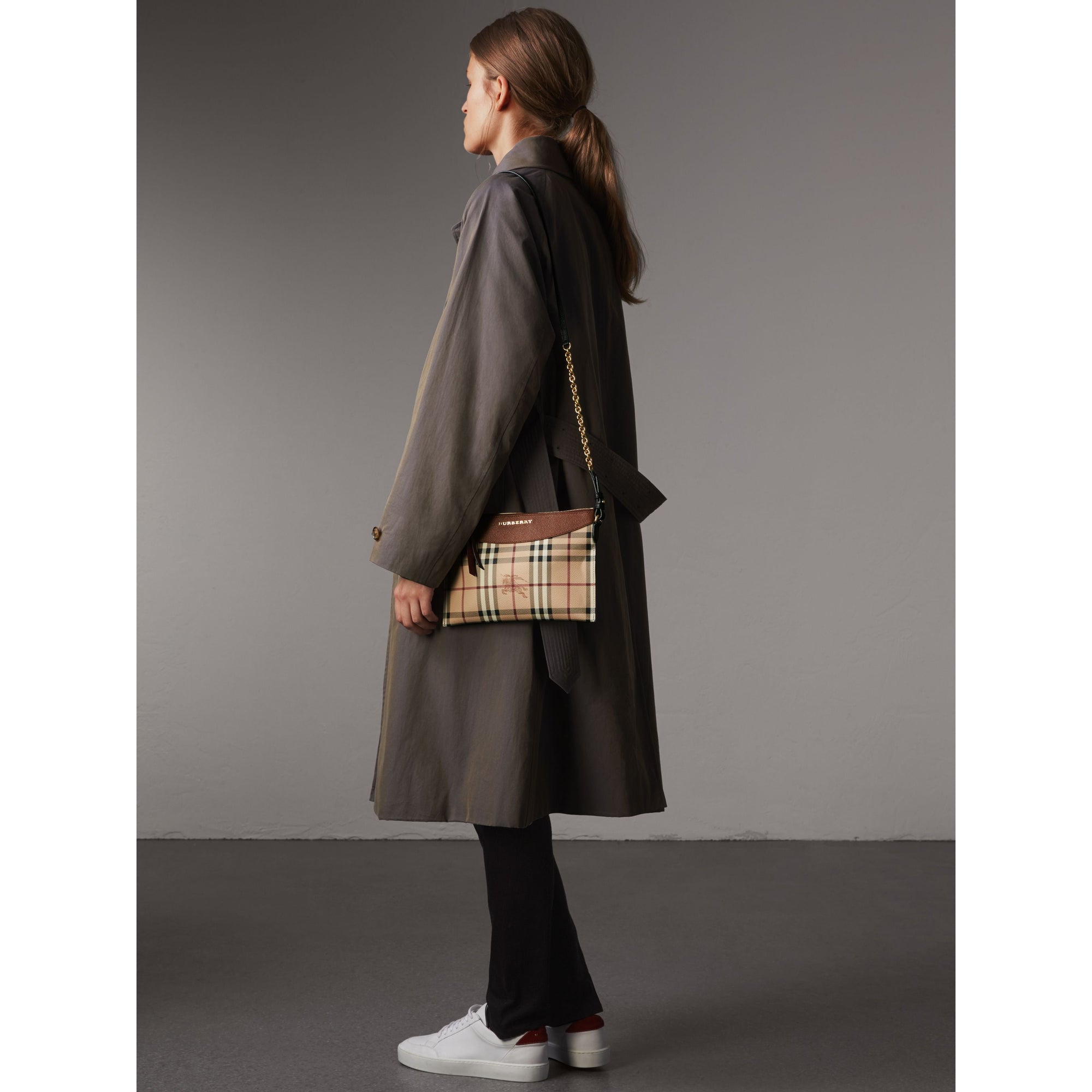 Clutch bicolore en cuir et tissu Haymarket check - Bright Toffee & Multi