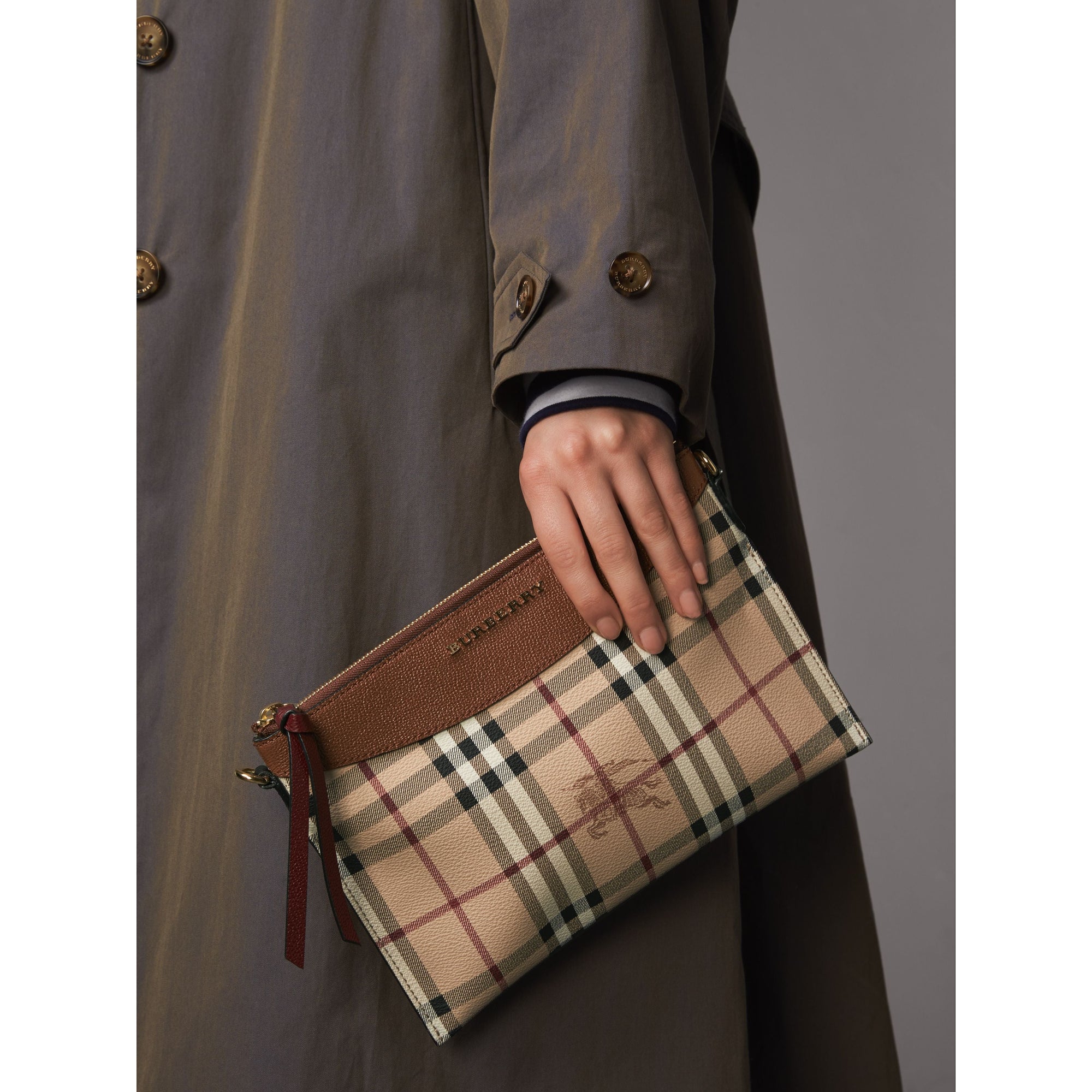 Clutch bicolore en cuir et tissu Haymarket check - Bright Toffee & Multi