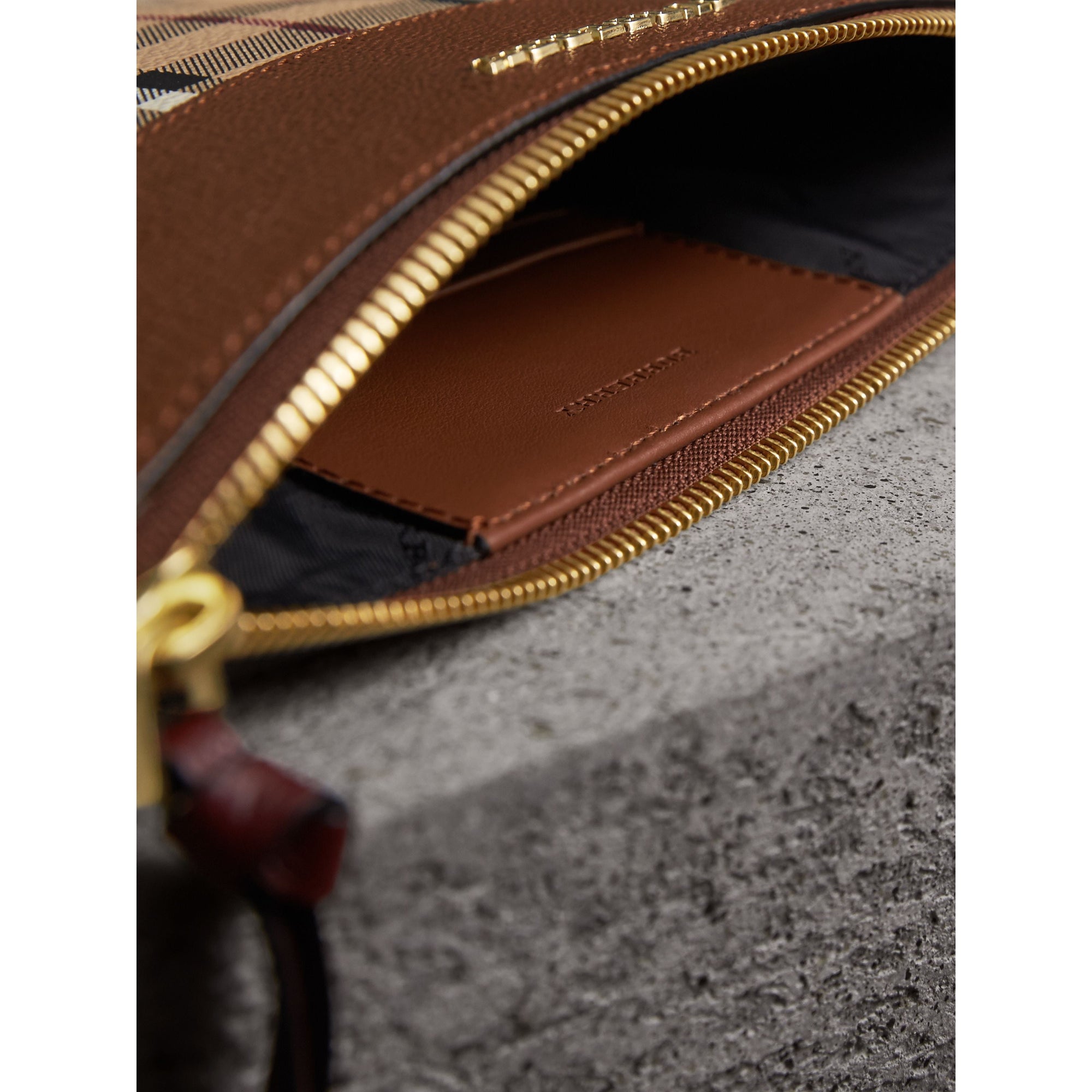 Clutch bicolore en cuir et tissu Haymarket check - Bright Toffee & Multi