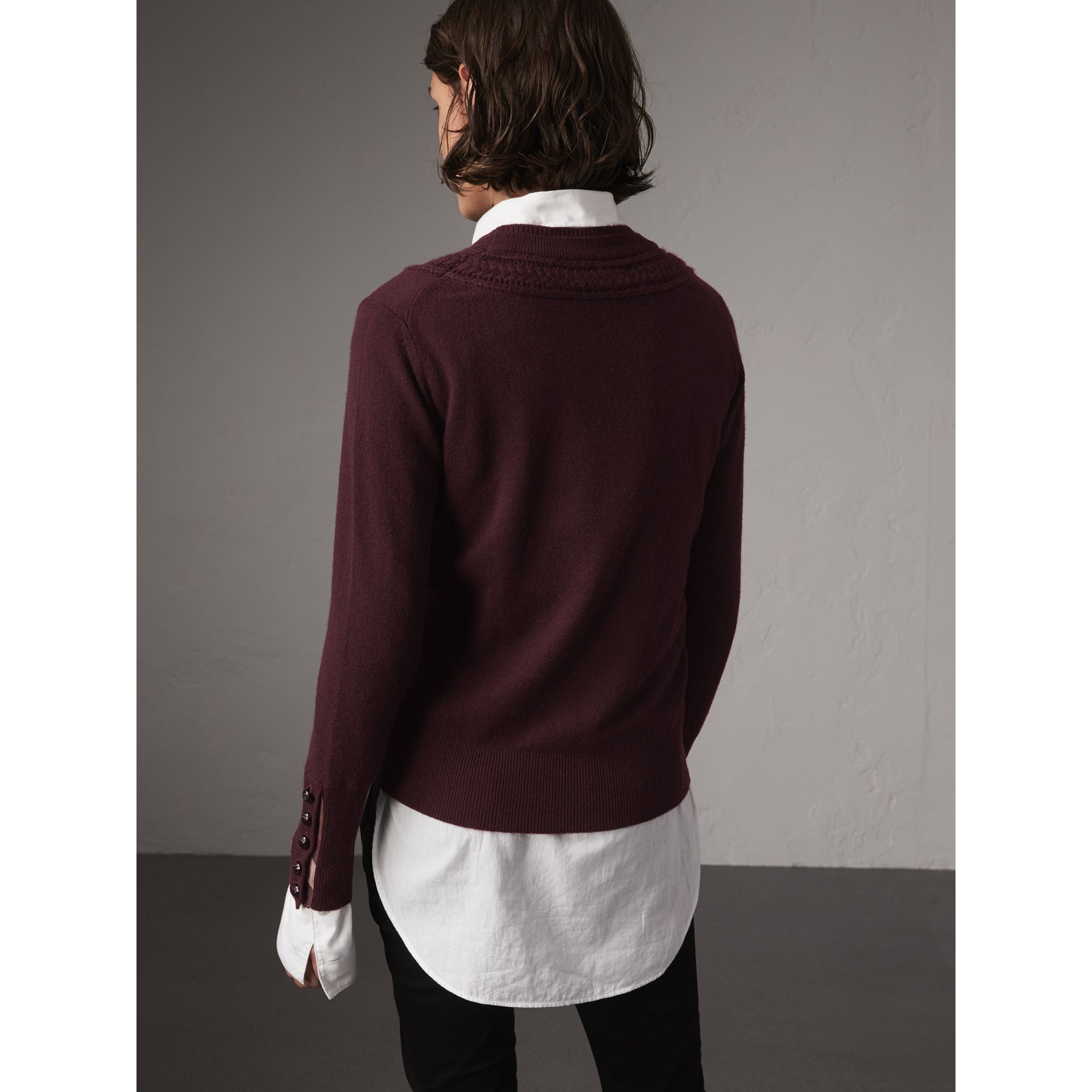 Pull en cachemire avec empiècement en maille torsadée - Deep Claret