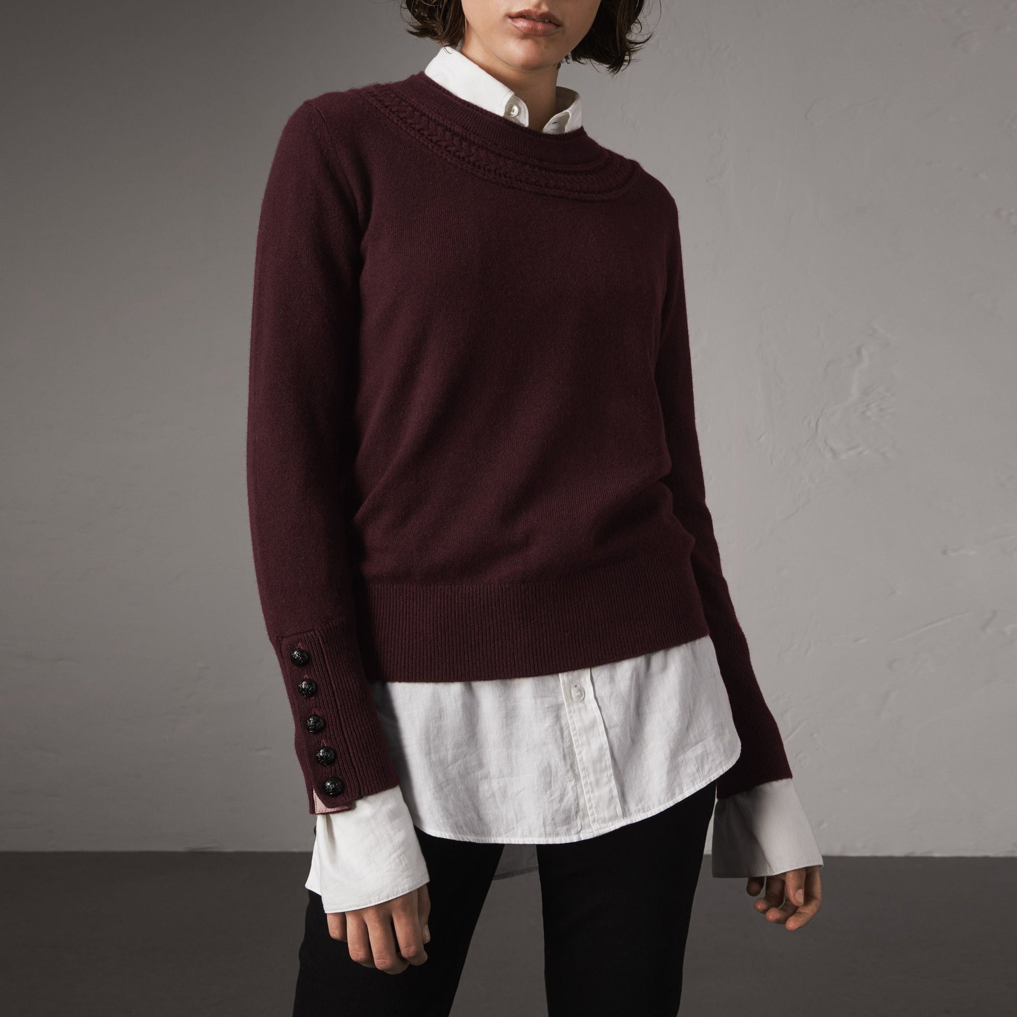 Pull en cachemire avec empiècement en maille torsadée - Deep Claret