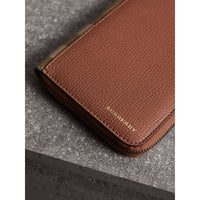 Portefeuille zippé en cuir grainé et tissu House check - Chestnut Brown