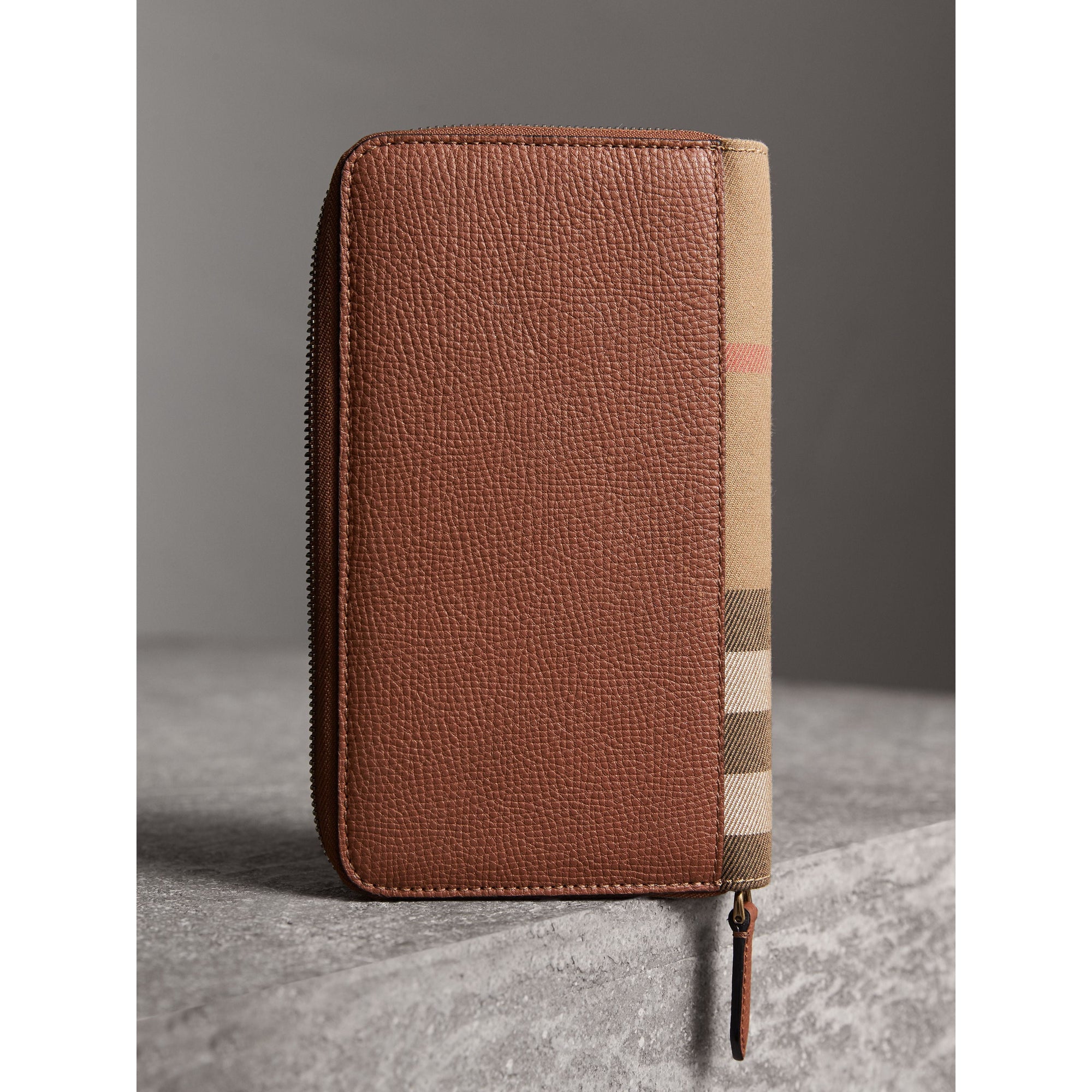 Portefeuille zippé en cuir grainé et tissu House check - Chestnut Brown