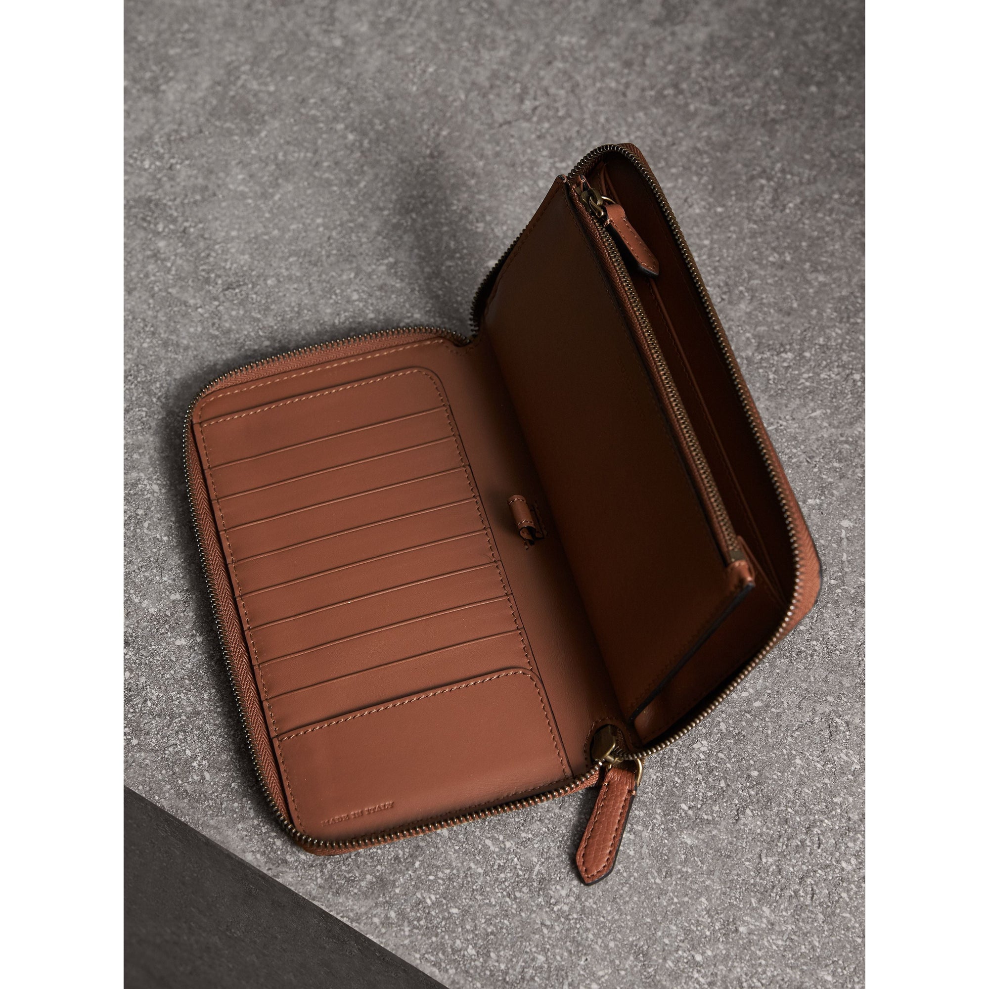 Portefeuille zippé en cuir grainé et tissu House check - Chestnut Brown