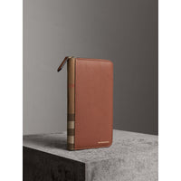 Portefeuille zippé en cuir grainé et tissu House check - Chestnut Brown