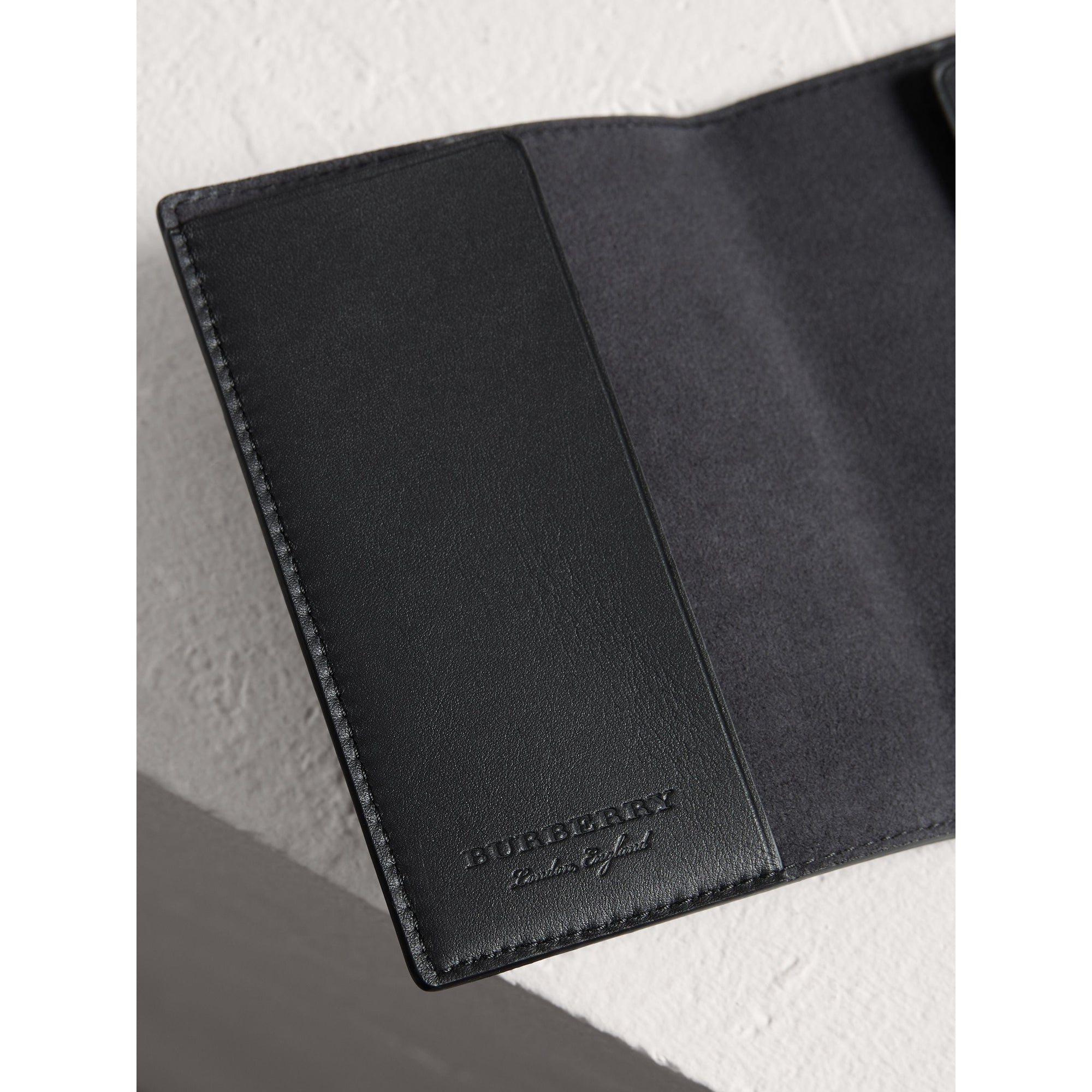 Étui pour passeport en cuir estampé - Black