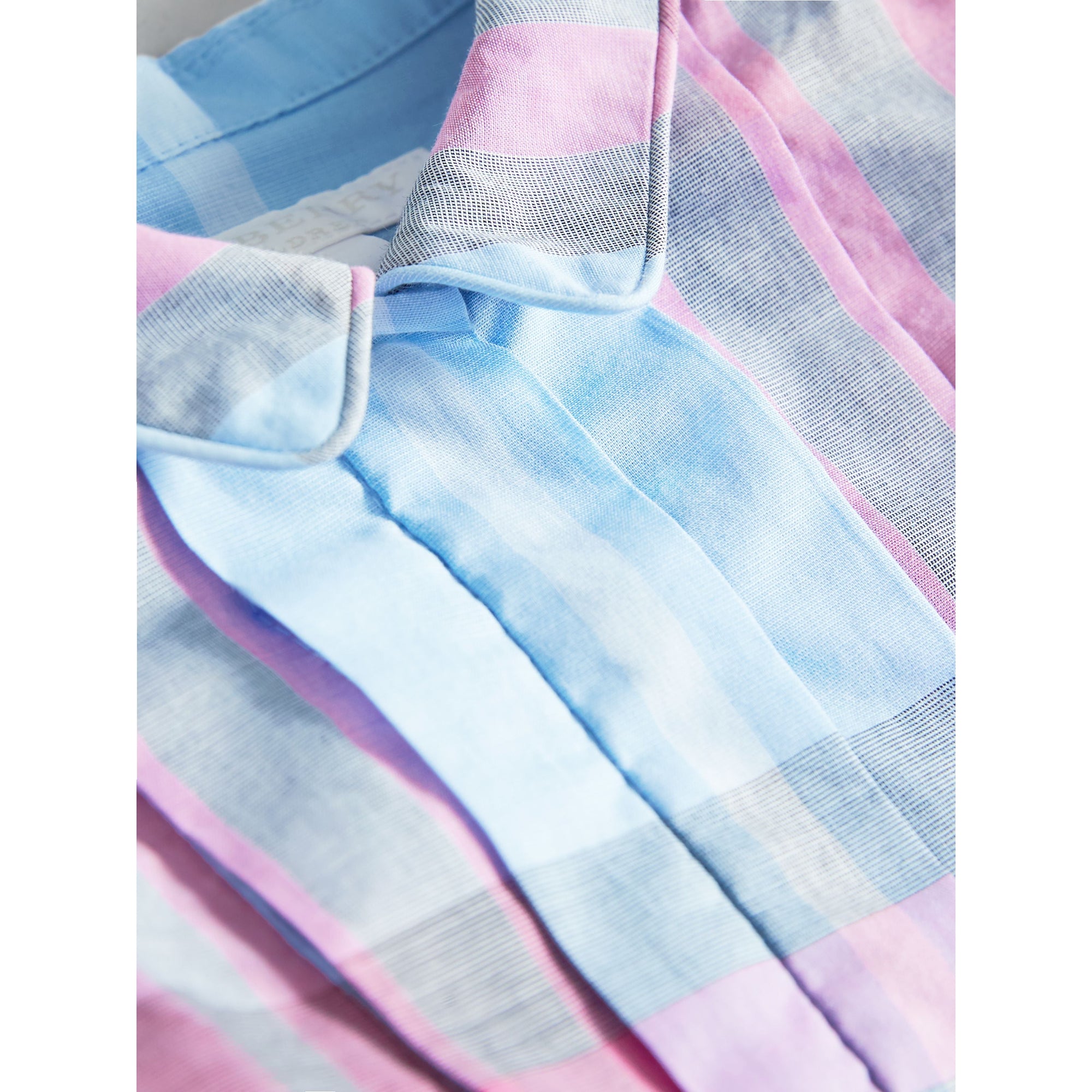 Robe en coton à motif check et plastron plissé. - Chalk Blue