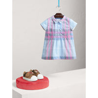 Robe en coton à motif check et plastron plissé. - Chalk Blue