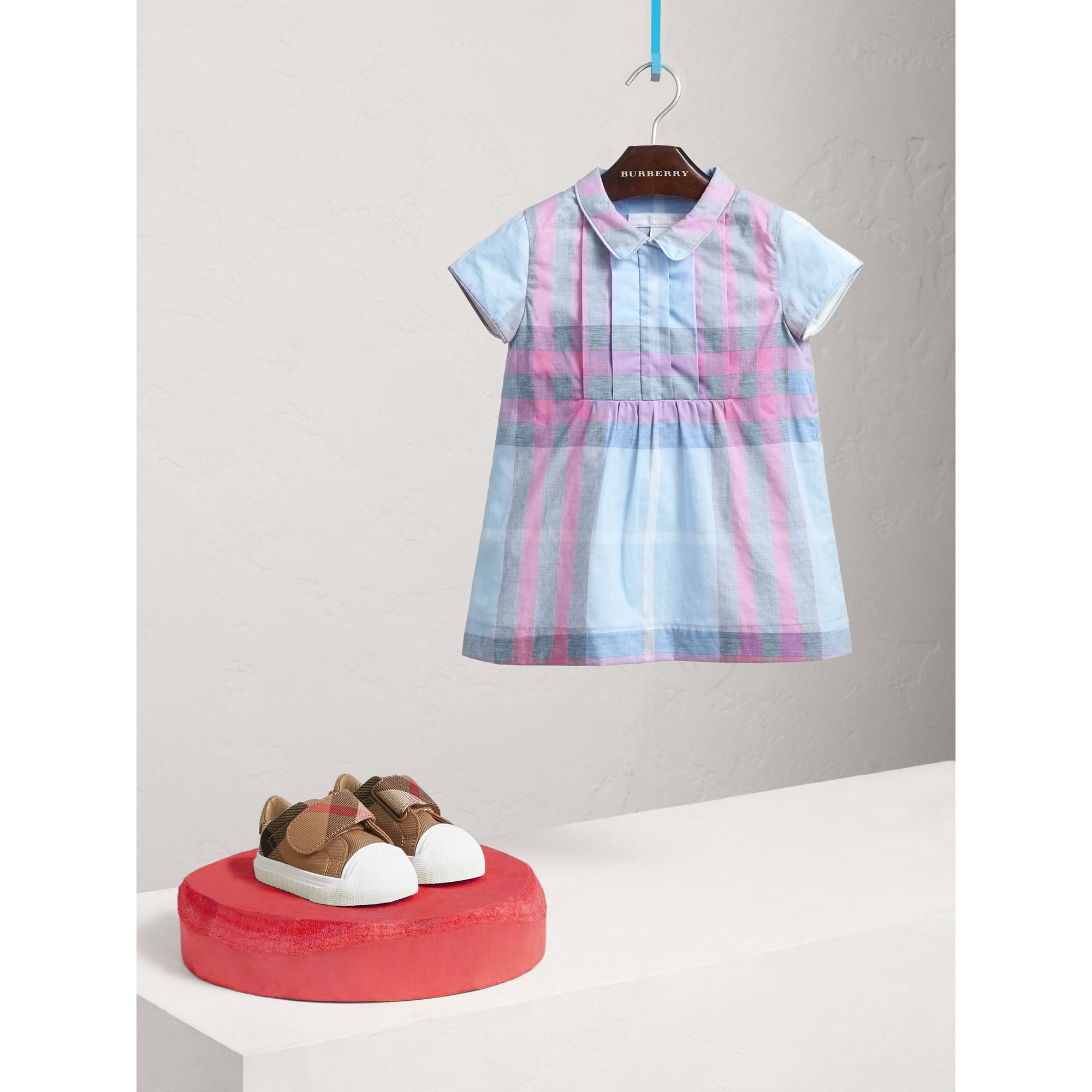 Robe en coton à motif check et plastron plissé. - Chalk Blue