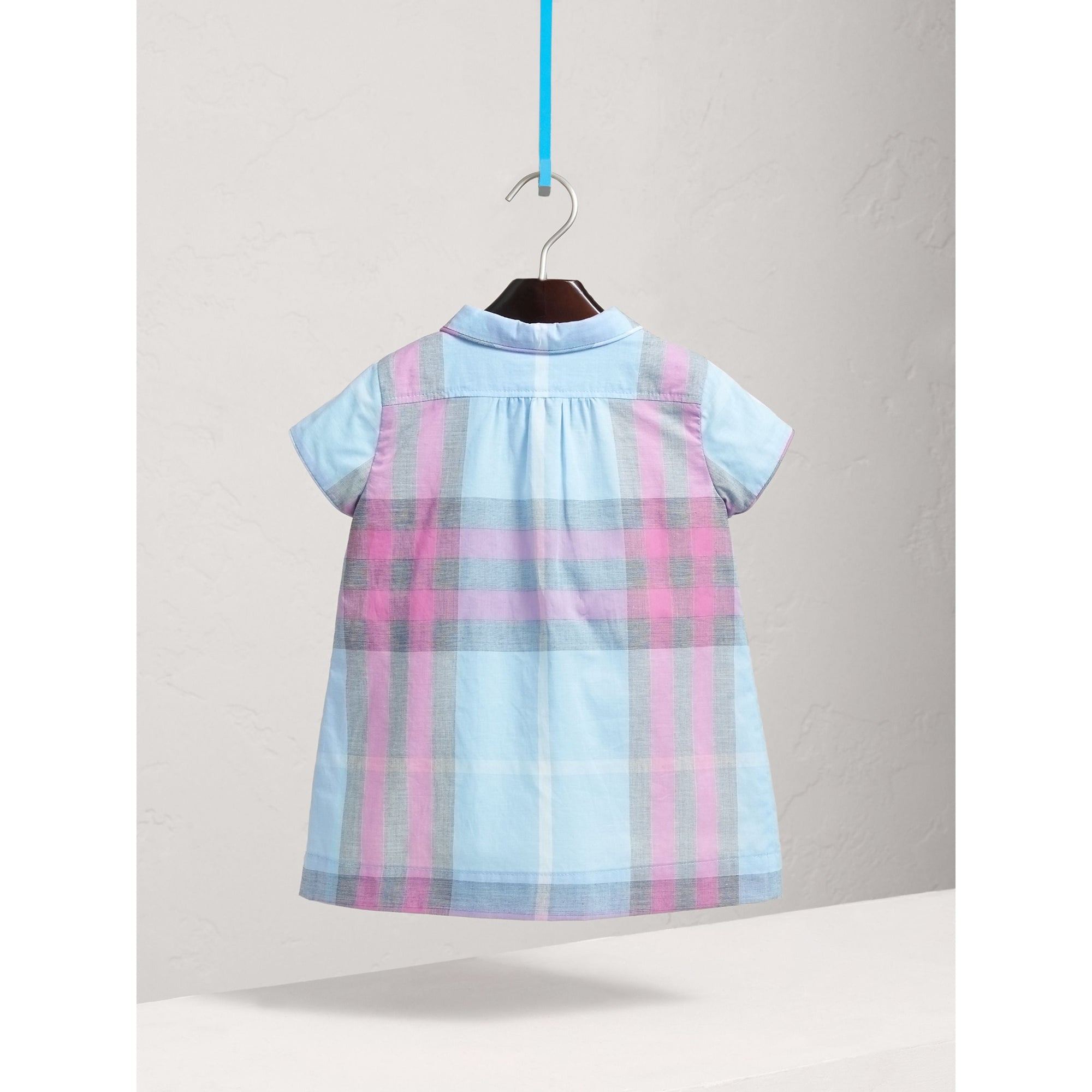 Robe en coton à motif check et plastron plissé. - Chalk Blue