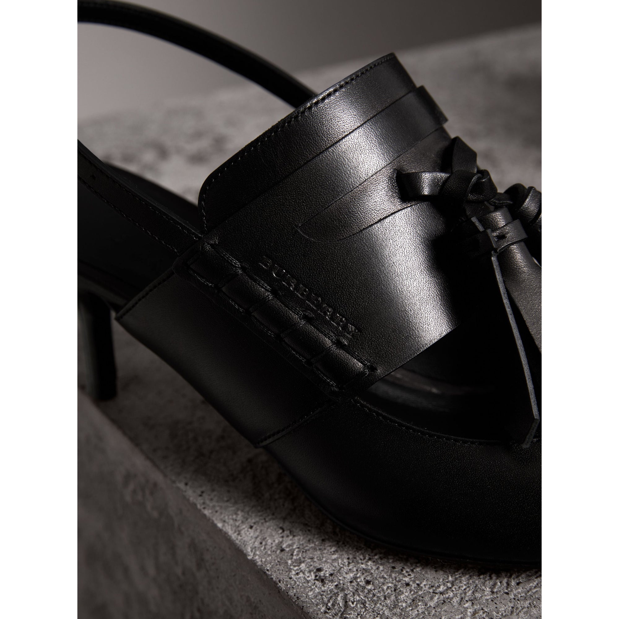 Sandales en cuir avec pampilles à talon kitten-heel - Black