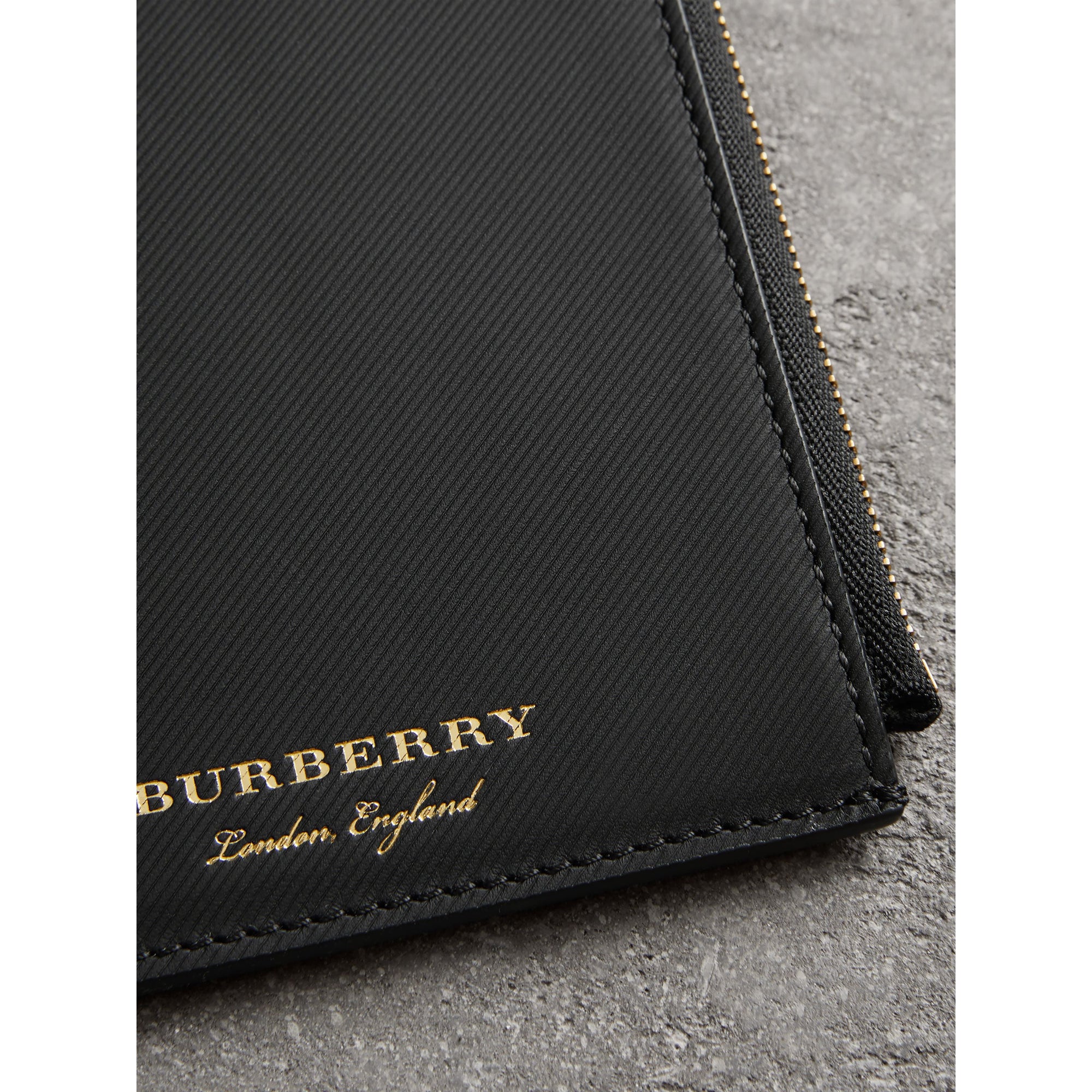 Étui pour passeport zippé en cuir trench - Black