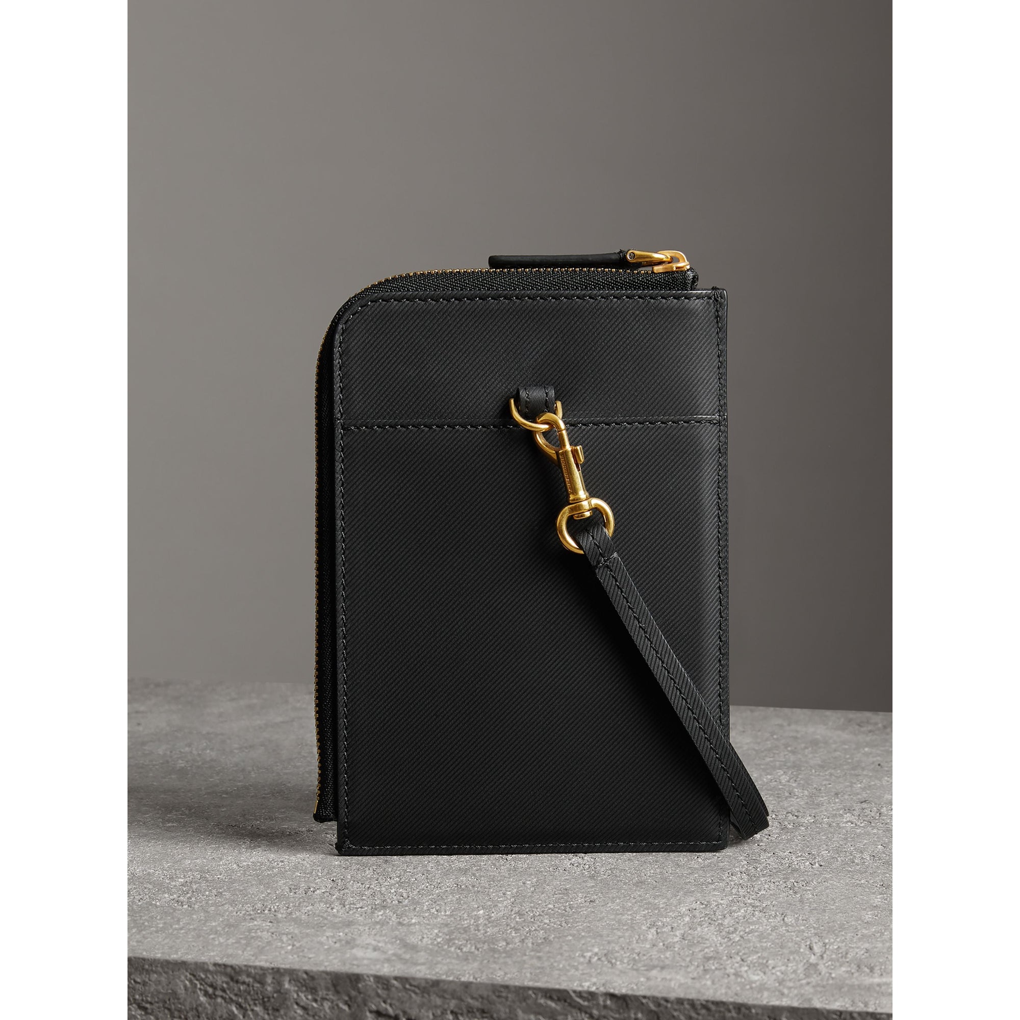 Étui pour passeport zippé en cuir trench - Black