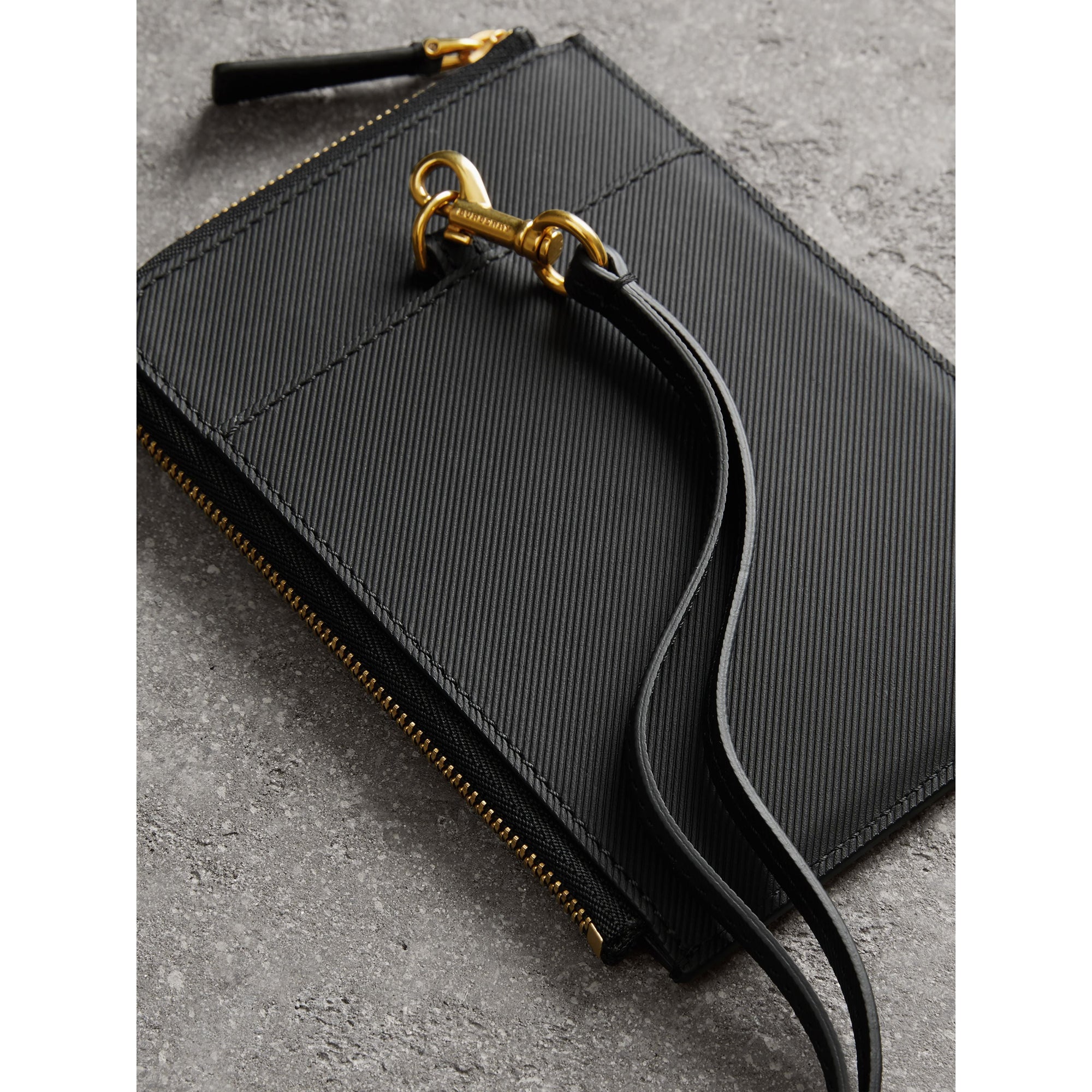 Étui pour passeport zippé en cuir trench - Black