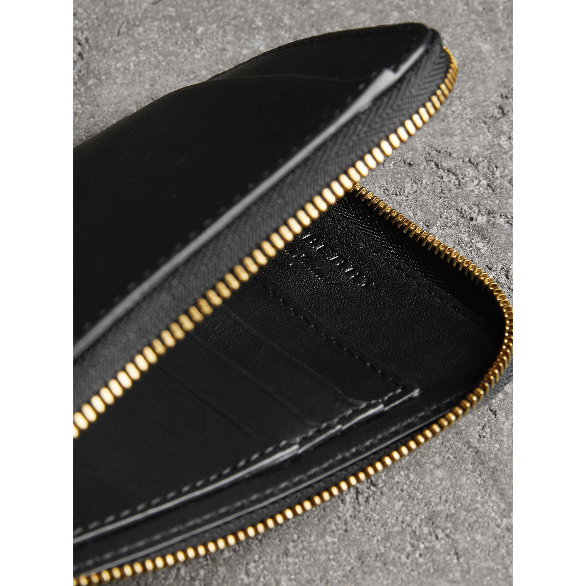 Étui pour passeport zippé en cuir trench - Black